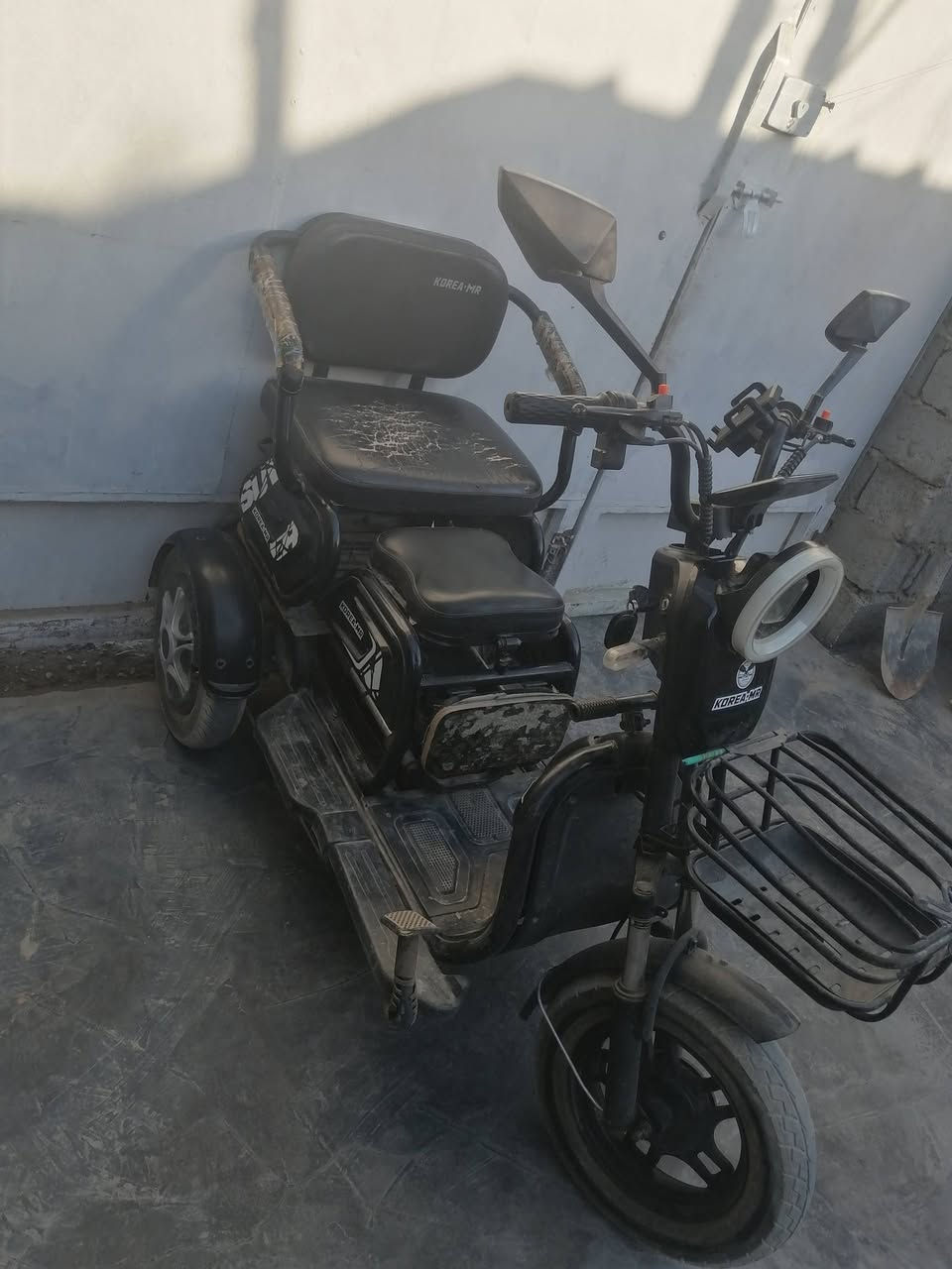 مكلف بال نشر
1دراجة حجم ١٦.
2خمس بطاريات دبل مثل مال ستوته مكفولات 
3تخم تاير3
4للايت عالي ناصي
5إشارة يمين يسار
6منفذ شاحن
7شاشه تاب
8مناقصها اي شيء
هواي بيها شغلات مذكرناهن 
مكان ابوغريب حي الرسالة
***********

