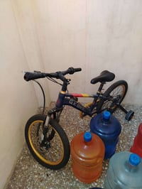 بايسكل جديد للبيع فقط التايرات نازله سايقينه مره وحده وسعره مناسب مكان...