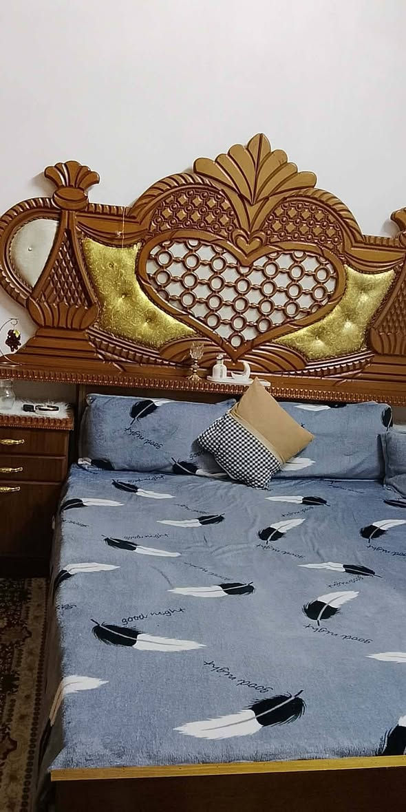 غرفه للبيع خشب ثقيل مابيها اي كسر نضيفه كلش السعر 700 وبيها مجال ***********
