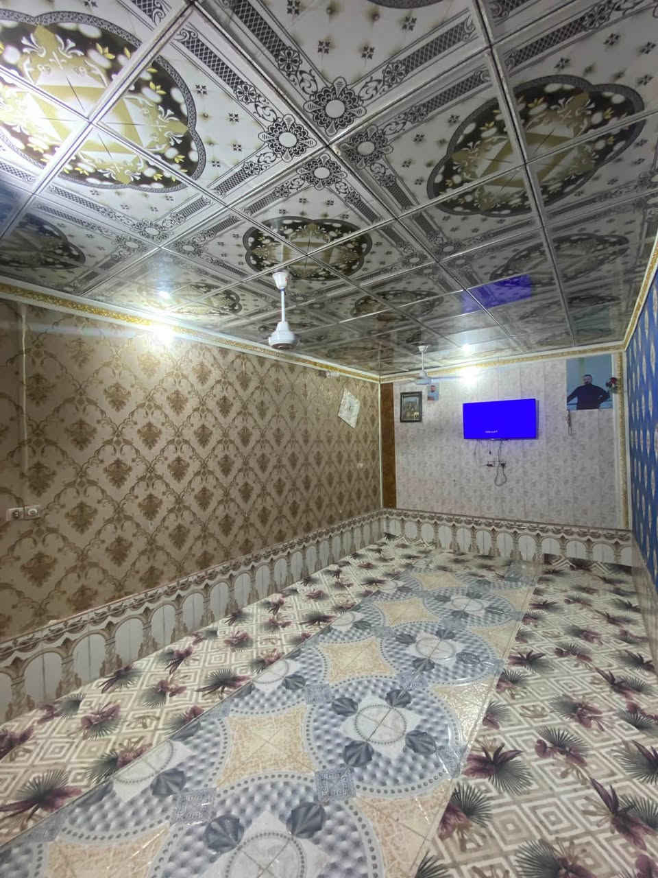 � بيت للبيع في الناصريه 
، يقع في منطقة الزعيلات صوب الشامية، بالقرب من طريق يا حسين ويبعد عنه حوالي 200م ، كما يقع بالقرب من مجسر الإسكان.

مواصفات البيت:  مساحه 130م 

* ✅ جميع الخدمات متوفرة: ماء، كهرباء، مجاري.
* ✅ المنطقة مخدومة بالكامل: تبليط، أرصفة، مدارس، وأسواق.
* ✅ يتكون من:
    * غرفتين نوم كبيرتين.
    * صالة.
    * ديوانية.
    * مطبخ.
    * حمام داخلي وآخر خارجي
البيت جاهز للسكن بالكامل،
💰 السعر:58 مليون دينار، قابل للتفاوض.
استفسار خاص أو اتصال عله رقم 
 ***********
