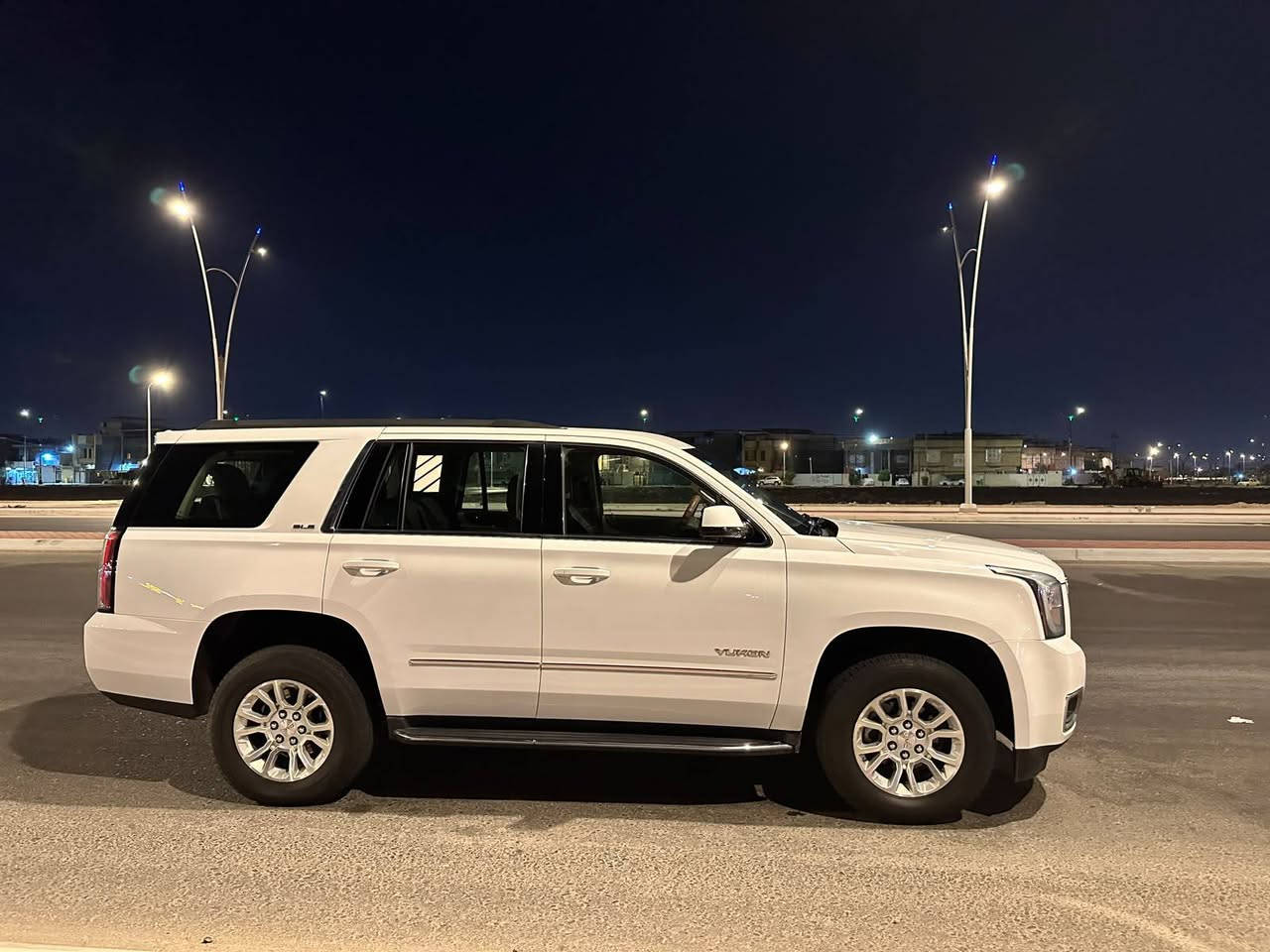 سلام عليكم
يوكن موديل  ٢٠١٩ 
ما شيه ١٤٥ كيلو متر 
مواصفات سياره SLE  
المكينه  8  استندر  300 5
تخم تاير جديد 
كفاله عامه  خليجي 
العنوان البصره للتواصل  ***********
