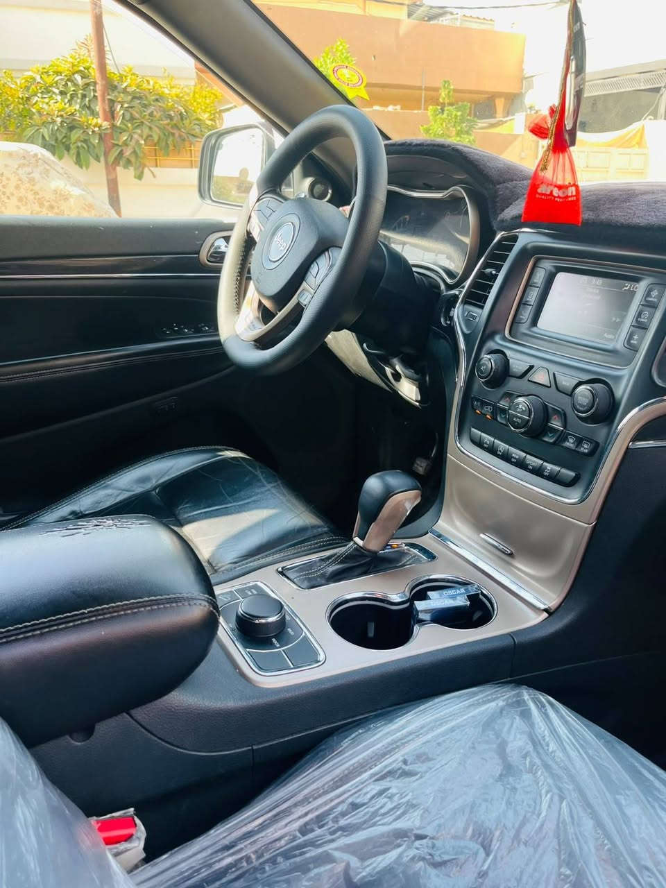 Jeep laredo2017 كلين 
سه ياره كه فوله به س سلايت نيه 
142mi رؤشتوه
ره قم ته له فؤن ***********
سعر 225مه جال كركوك, العراق
