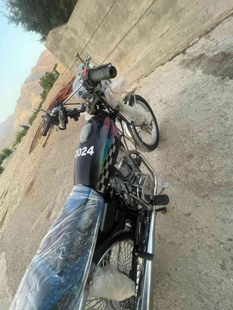 پارت٢٠٠ 
مۆدێل ٢٠٢٤
مەکینەی کەپسە
ڕۆنو دوکەڵی نییە
ویلی پێشەوەی دیسکە
هەموو گیانی شەریکەیە
ویلو شانسی خوار نییە
کامل کارەبای مەزبوتە 
هیچ مەسرەفی نییە
لە یەک قەباخ زنجیری کەمە
ماباقی بەشەرت
📍نزیک پیرەمەگروون
سعری ٤٥٠ومەجالێ کەم
***********

