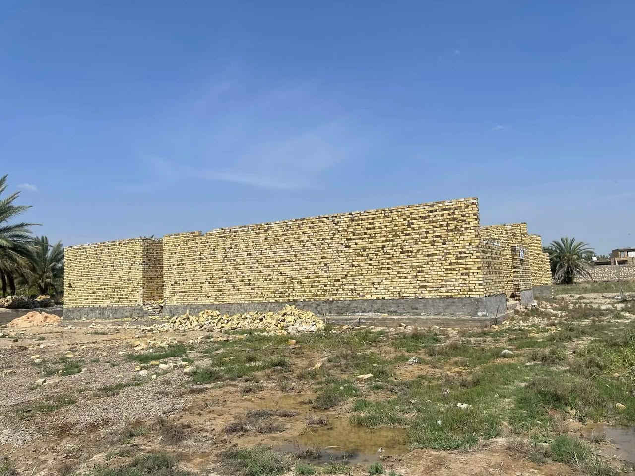 المساحة دونم طابو زراعي سند ٢٥ الوجهة ٤٠ متر والنزال ٦٣ متر تقع خلف الصقر على البزل مباشر شارع ١٥ متر قرب بيت فليفل تحتوي على هيكل بمساحة بناء ٣٤٠ متر يحتوي على استقبال ١٥ *٥ وصالة ١٧*٥ مطبخ ٩* ٤.٥ غرف عدد اثنين ٦*٤ وصحيات ويوجد بيها بتلو بمساحة ٢٠٠ متر
للتواصل
***********
