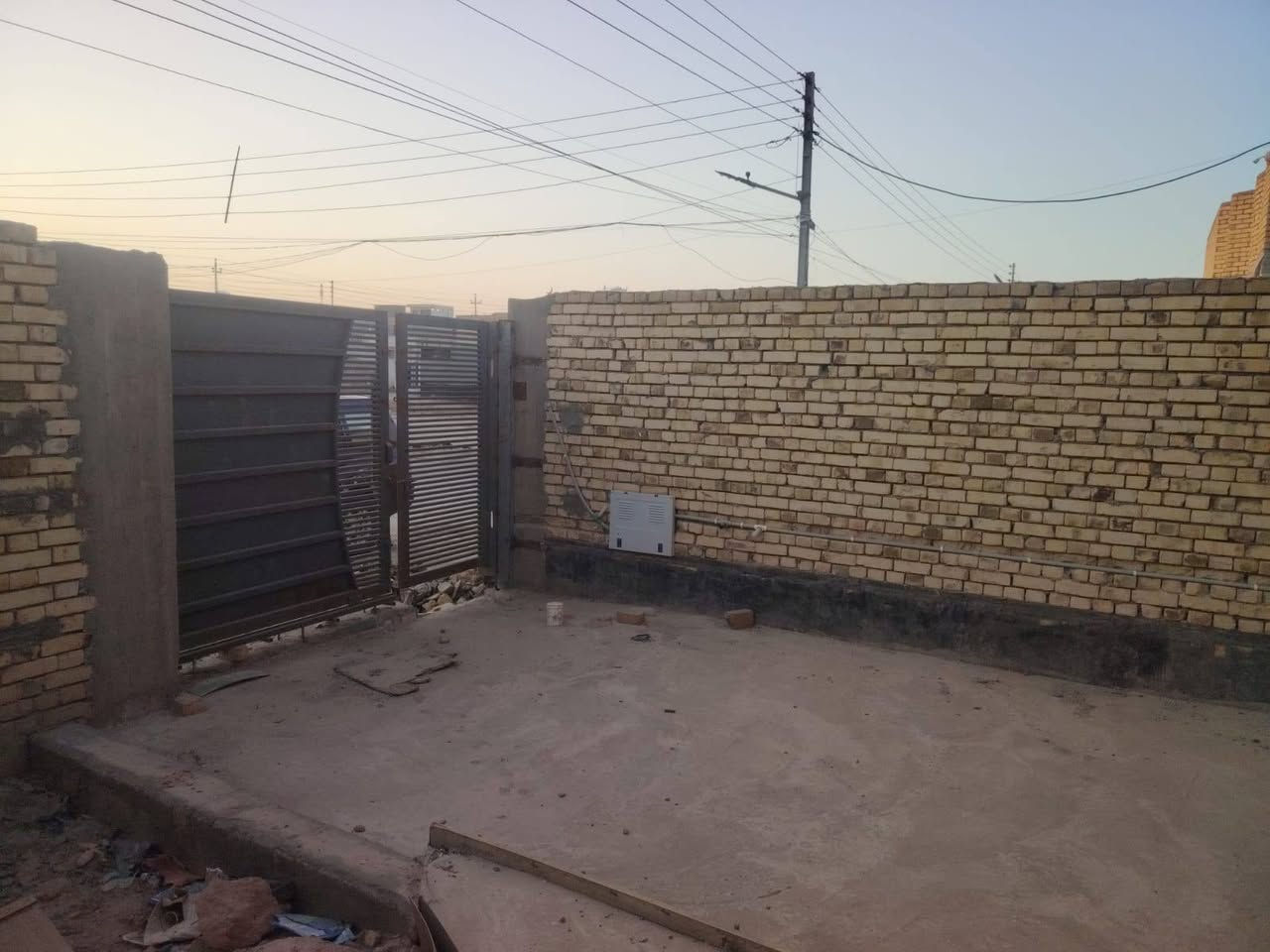 سلام عليكم بيت هيكل للبيع
كامل ماي ومجاري ومصبوبه الارضيه مالته
300 متر قاطين طابو زراعي 25
250 بناء والباقي حديقه وكراج
فوك غرفتين وصحيات
جوه غرفتين
حي القصور مقابل المدرسه قادة المستقبل
خدمات كامله
باقي نقص انهاءات لبخ بيض...
‏‪***********‬‏

نص مكتوب في الصور:
- المدرسه البيت