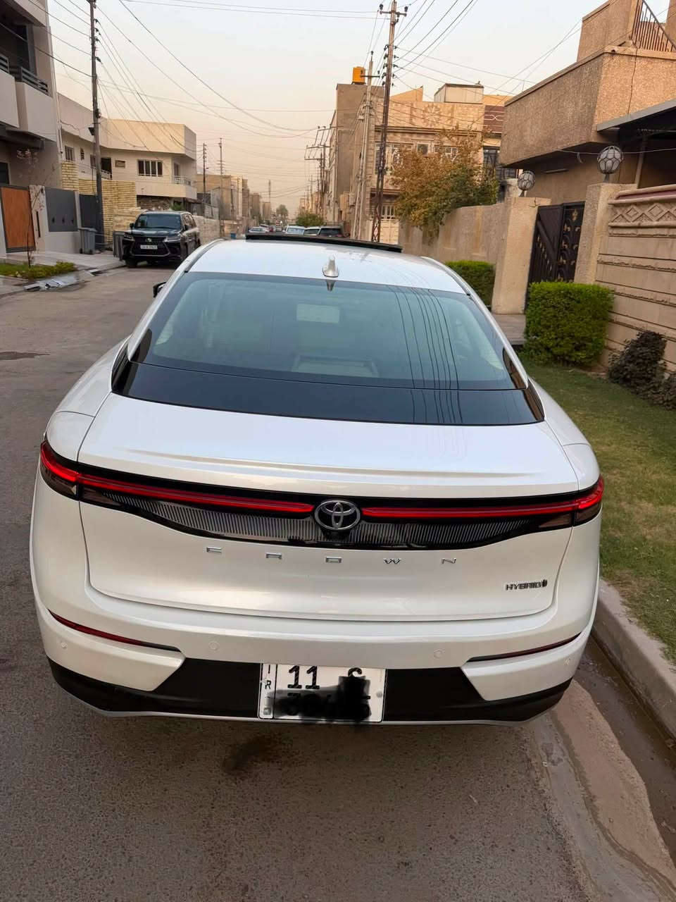 السلام عليكم اكرون موديل 2023 ياباني شركة عبد الطيف جميل هايربد بانزين ، محرك 2500 فئة السيارة واحد ع واحد برميون ، 4 كاميرات كشنات تبريد ، كراسي كهرباء وفتحة سقف ، بصمة ، رادرات امامية وتوقف ذاتي ، سيارة مكفولة من صبغ وفتح وكير محرك مكفول بيه 3 امكان بسيطات بارد ، وسيارة استعمال نظيف ، تخم تاير جديد ، وسيارة رقم بغداد وباسمي 
العنوان / بغداد السيدية 
السعر 272
وهذا رقمي ‭***********‬
