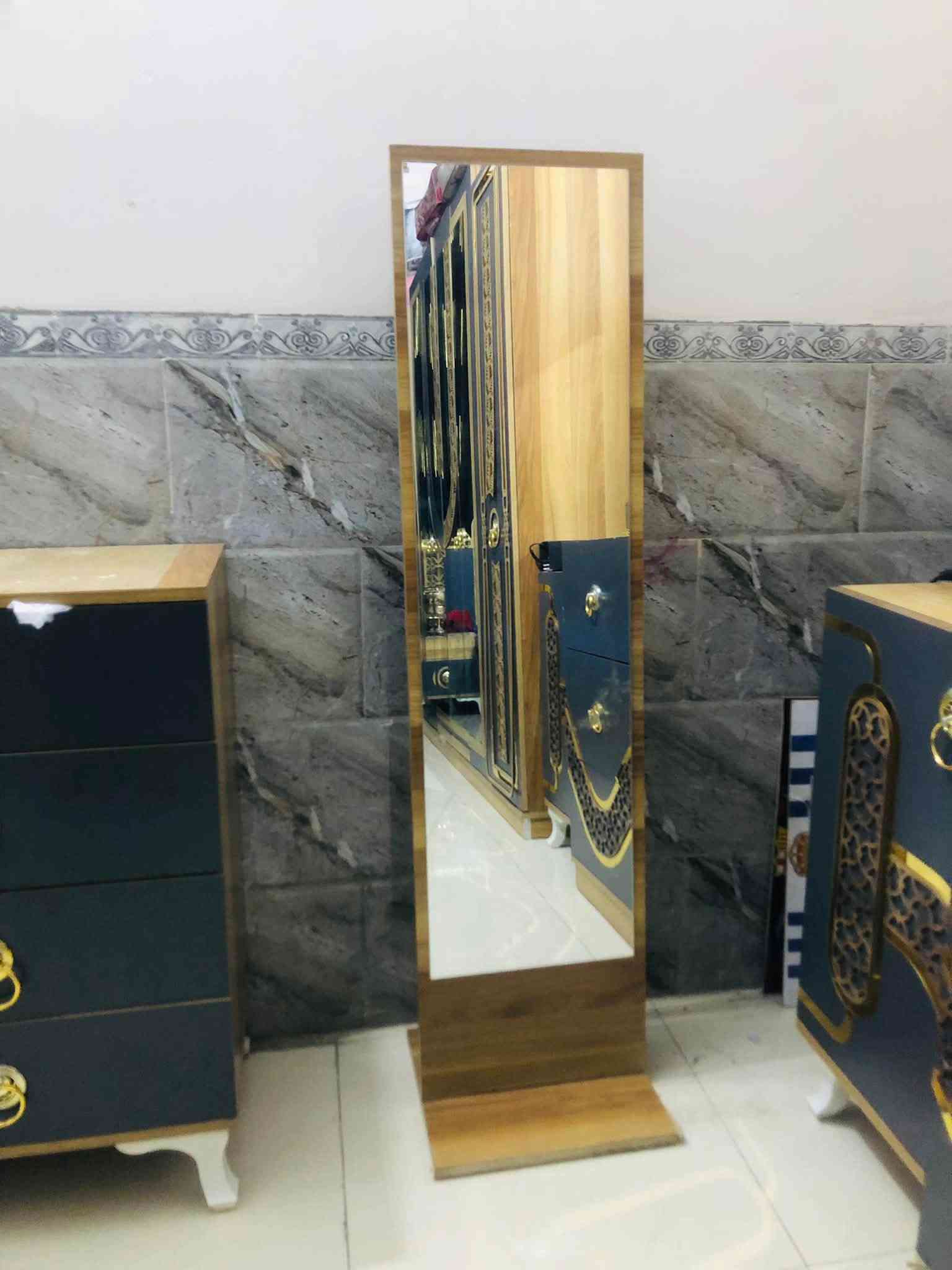 سلام  عليكم غرفة ١١ قطعه وتخم وميز بلازما وفرن كهربائي العنووان الامين الثانيه شارع النواب *********** ابيعهم كلهم الغرفه اخت جديدة والفرن جديد
