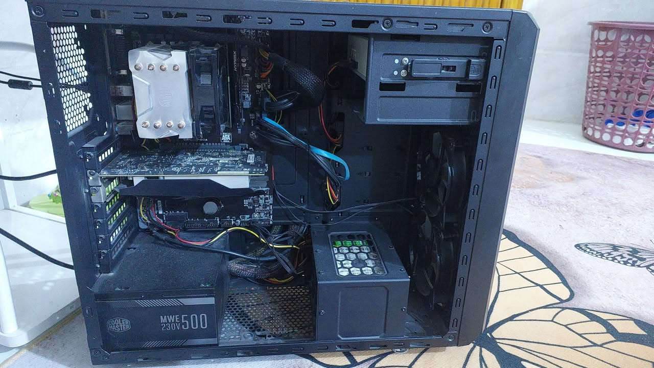 *********** واساب
سعر 270 مكاني كربلاء توصيل ماعدي

........................................................................................................................

مواصفات الكيس:

المعالج: Intel Core i3-7100 (الجيل السابع)

كرت الشاشة: GTX 1050 Ti 4GB

الرام: 12GB DDR4

التخزين:

SSD 256GB

HDD WD Blue 1TB

HDD WD Green 500GB

هارد 500GB قديم لخزن الوسائط فقط

باور سبلاي : 500 w

.....

ملاحظه/ مفتوح مره وحده لغرض التنظيف من الغبار ينظف كل سنه ونص

.......................................................................................................................

الشاشة:

LG19 إنش

الدقة: 1440×900p

التردد: 75Hz

قديمة لكن شغالة تمام

....................................................................................................................

جهاز يشغل ألعاب ثقيلة بدون مشاكل

مثل: Call of Duty: Warzone – Dead Island 2 – GTA V – Resident Evil 8 – Red Dead Redemption 2 – Far Cry 6 – God of War – وغيرها

الحرارة لا تتعدى 70 درجة حتى بالصيف تنظيف كل أسبوعين ببلور وفرجة دقيقة القطع نظيفة، مو مضروبة، وما مفتوحة نهائيًا خصوصا كرت الشاشه .............................................................................................................
