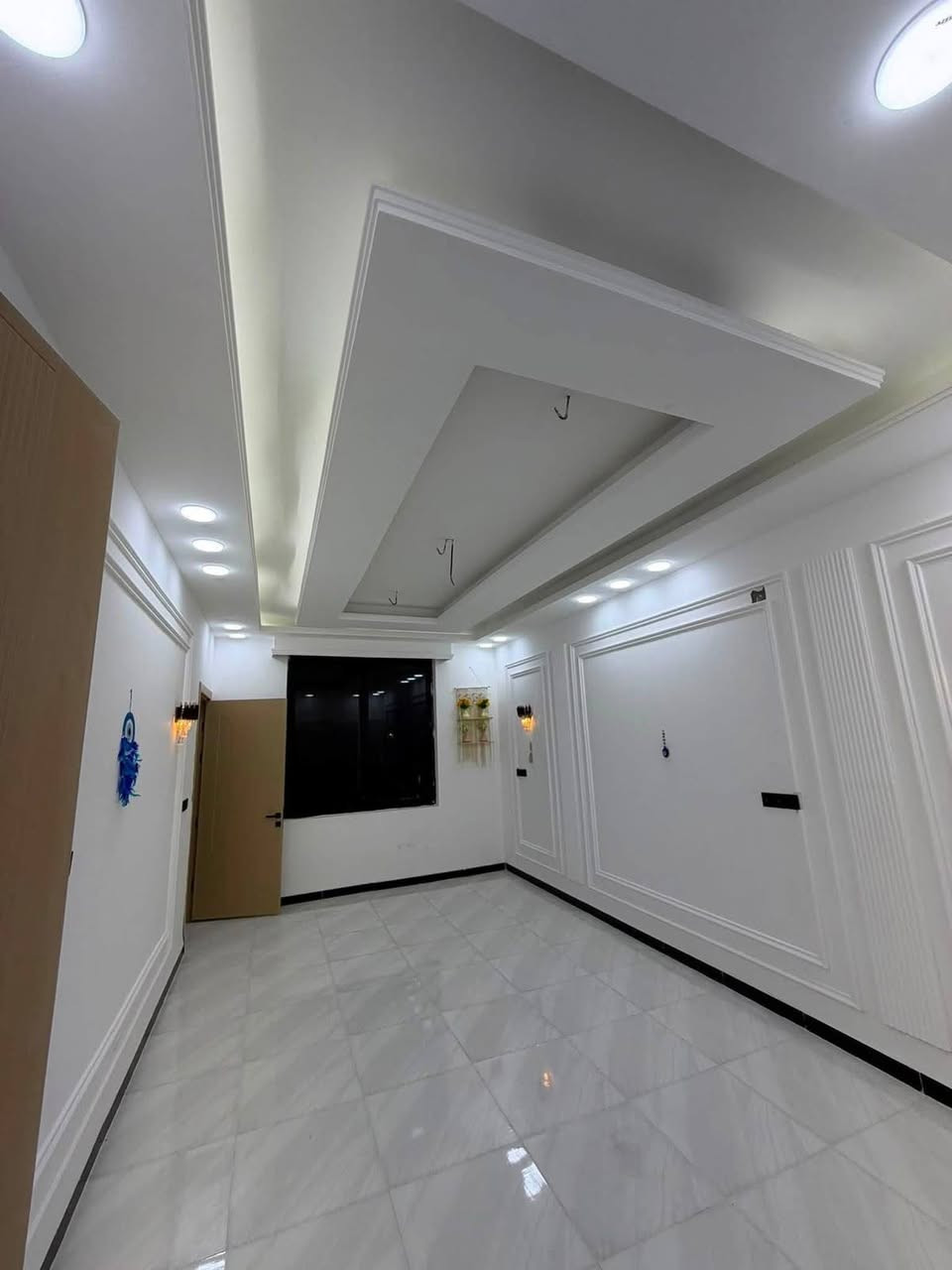 بيت للبيع في حي الجامعة مجمع حيدر حجي هندي الزوم الأول المساحه ٢٠٠ متر كلش حلو وجاهز على اخر شي
