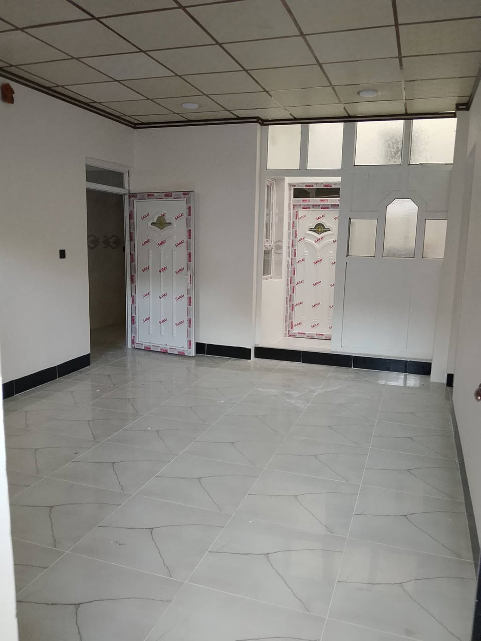 سلام عليكم للاستتمار دار للبيع معزول أول عن تاني بحي صدام مدخل أول يم جامع نورالدين زنكي موقع حيل حلو مساحة 100 متر طابقين بناء حديد زيرو طابق أول يتكون من غرف نوم واستقبال وهول مطبخ وصحيات 
طابق تاني يتكون من 3 غرف نوم مطبخ وصحيات سعر دار 105 مليون بي مجال لاستفسار اكتر هدا رقمي ***********
