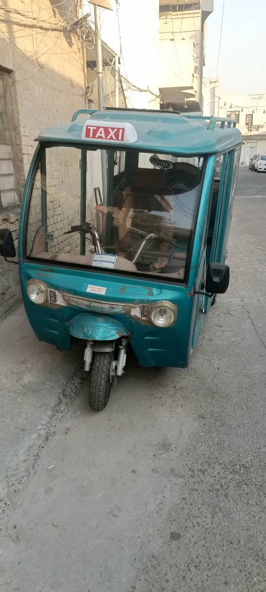 سلام عليكم تكتك صيني شحن محور مكينه ستوته سرعه 80 تتحمل وزن 2طن بيها بيبان كامله وشايلها 
موجودات
بيها زنجار من فوك 
شغاله ترايك للبصره 
اوراق مابيها لان شحن ومحوريها 
اكفلك سرقه وعشائر

سعرها 2200 مليونين وميتين وبيها مجال 

مكاني بغداد رحمانيه الجعيفر 

للتواصل واتساب
***********
