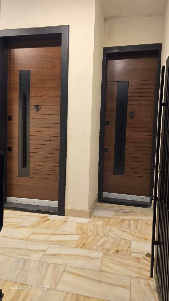 بيت ١٠٠ متر للبيع  ***********
الموقع الصحفيين الشارع المقابل للمجمع السويسري بيت مساحه ١٠٠متر 

الواجهة ٥م النزال ٢٠م 

الطابق الأرضي يحتوي على صاله وحولي ومطبخ سوه وغرفه نوم +صحيات ومنور

الطابق الالول يحتوي عله غرف نوم عدد ٣ وصحيات 

الطابق الاخير ستاره وبيتونه

