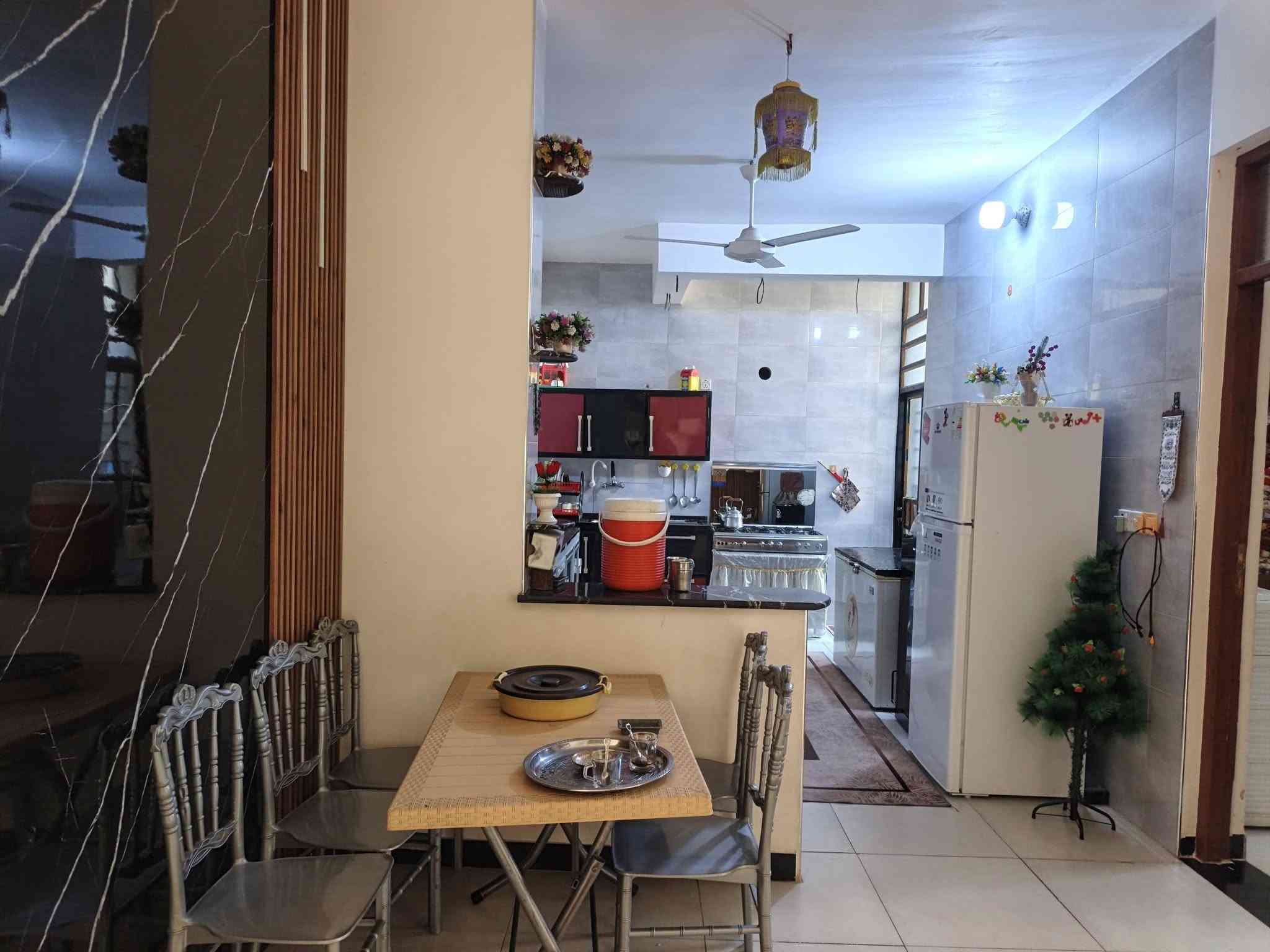 يالله سلام
بيت مساحة ٢٠٠متر
بناء حديث يحتوي على
٣غؤف نوم 
مطبخ حار وبارد
استقبال وحديقة وحمام 
السعر ٧٥ 
العنوان المداىن منطقة الجعاره للاستفسار الاتصال على ***********
