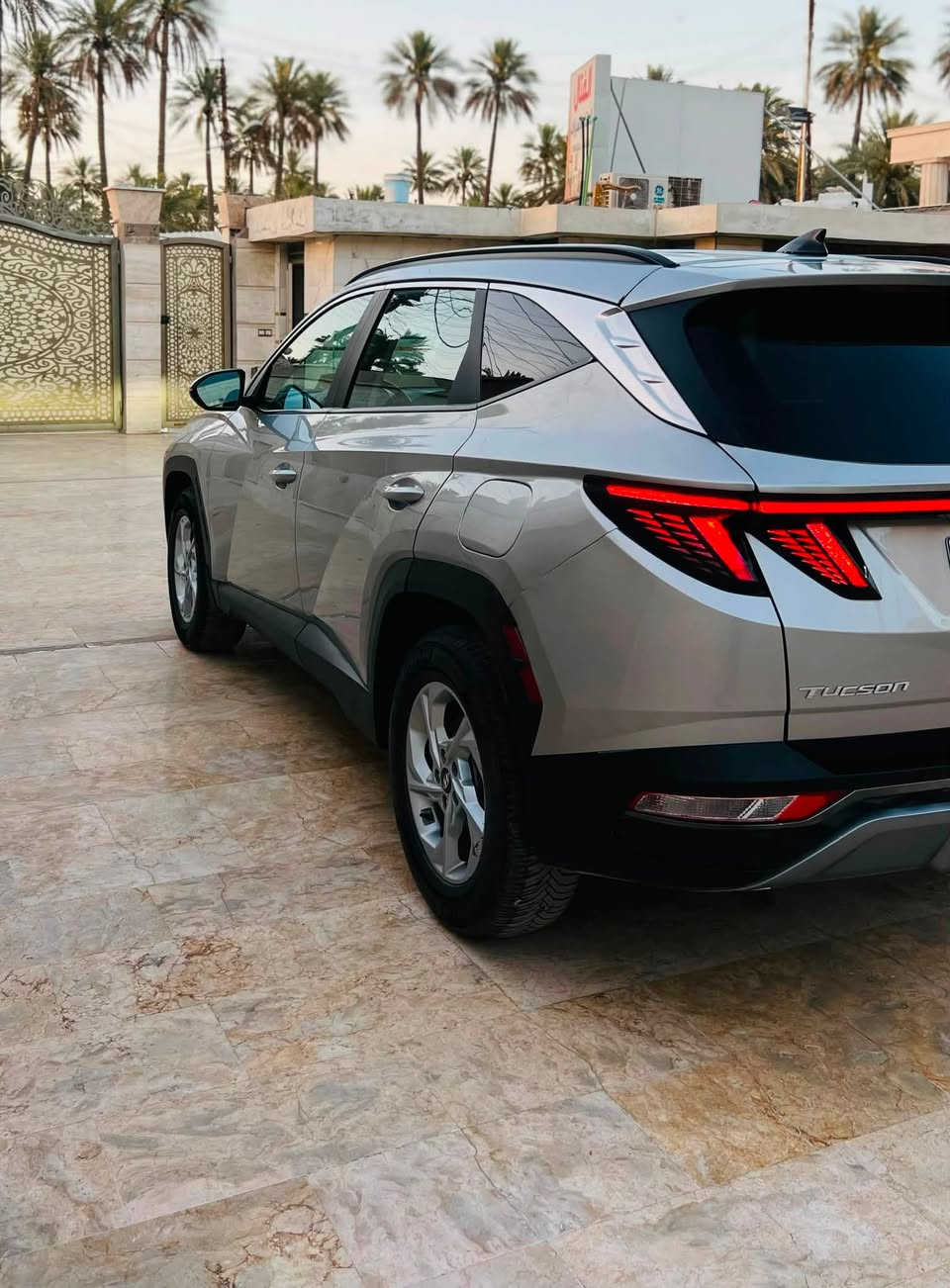 السلام عليكم 💐😎 بيع فقط 
هونداي توسان 2023 وارد امريكي 
رقم اربيل  تحويل مباشر ومضمون 
عداد المسافه 34  الف mil. على مشي امريكا 
حادثها موضح ب اسفل المنشور 
بدون ايرباك 

المواصفات 🔰
بصمه ابواب وتشغيل عن بعد ، محرك 2.5 GDi , تحكمات ستيرن ، شاشه ، كامره خلفيه ، صندوك كهرباء ، لد امامي خلفي ، كشن السائق كهرباء ، تدفئه ب الكشنات ، وضعيات   
قياده ، اوتو هولد ، سايد بريك دكمه ردارات 360 درجه 
 وبعد بيها مواصفات  

📍 مكان السياره / بغداد الكاظميه 

السعر المطلوب 175 وبيها مجال 

📞 ***********
