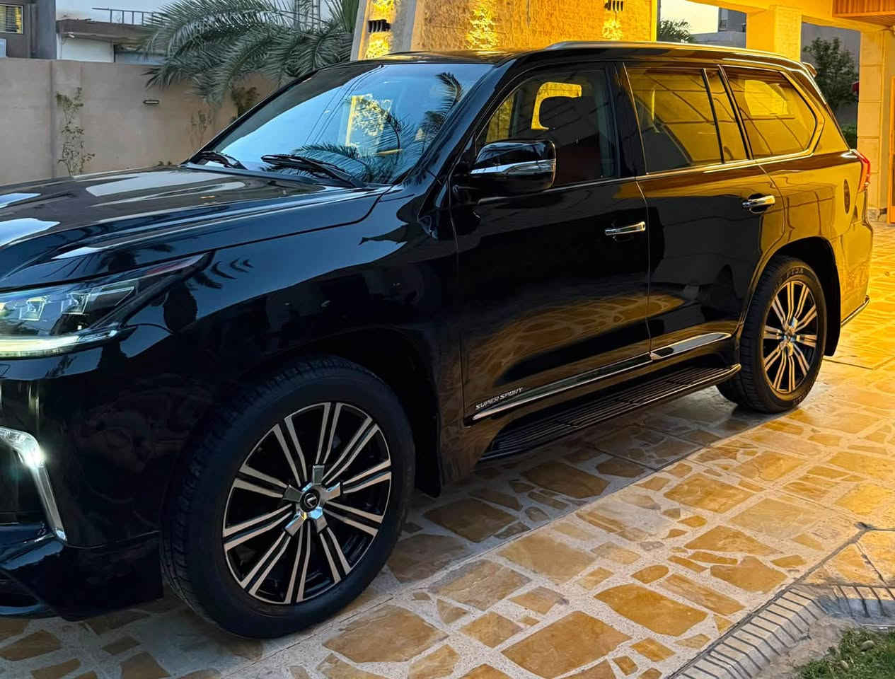 السلام عليكم LX 570 2016 سوبر سبورت  مواصفات معروفة بريم ماشية 160000 رقم بغداد بأسمي مكفولة السعر 56500 وبي مجال بسيط مكان زيونة للاستفسار ***********
