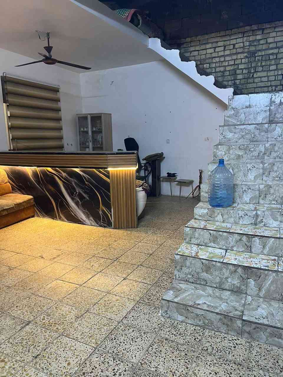 السلام عليكم بيت المساحه 250 متر بي غرفتين وصاله جبيره مناور ثنين واحد مطبخ حار غرف ثنين صاله جبيره استقبال 7×5 كراج يصير قطعه وحده طابق واحد مكانه البلديات ملحق المعسكر خدمات جديده ماء جديد وداخل للمنطقه تبليط وخدمات ***********
