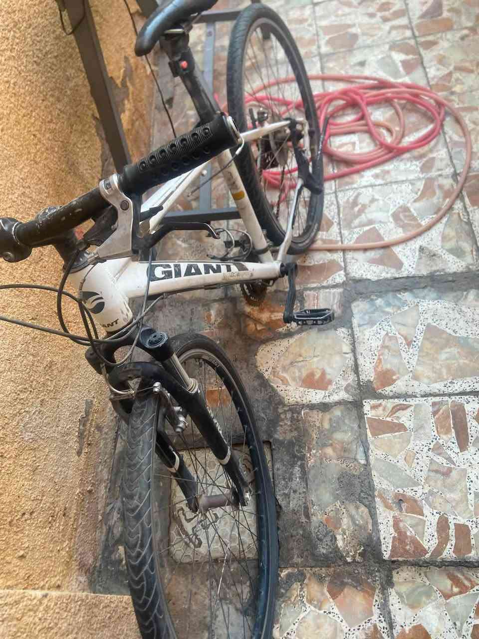 سلام عليكم 
للبيع 
جاينت حجم ٢٧ ونص
بي تعديلات بسيطة وحاليا يم مصلح باجر يكمل 
عنواني الحرية للبيع سعرة ١٥٠ وبي مجال بسيط 
***********
