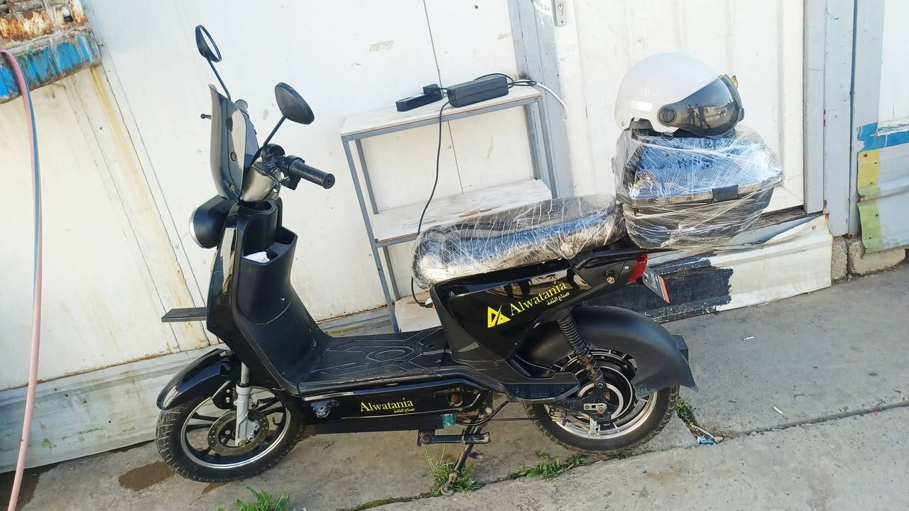 دراجة كهربائية • بطارية قابلة للتبديل • الموصل