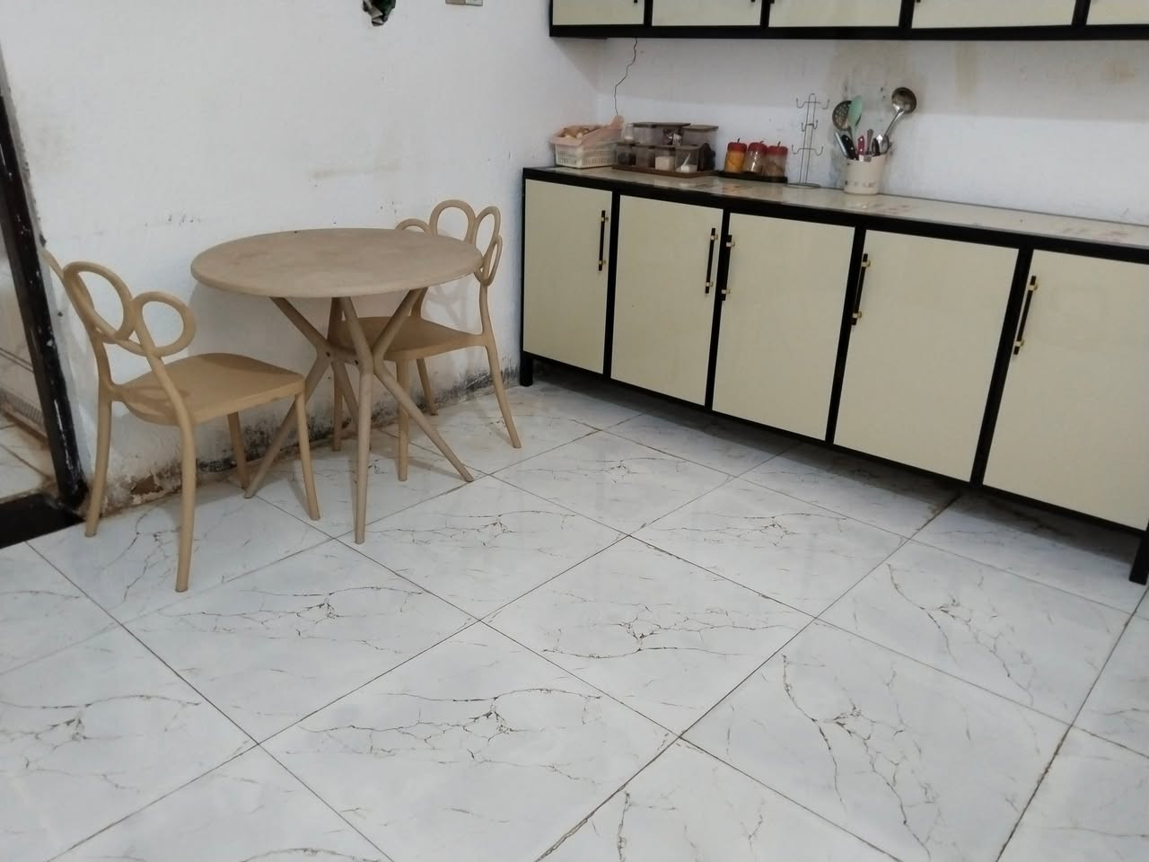 بيت زراعي مساحه 200 متر مشمول بالتطويب بي وصل البناء طابوق وعكاده يحتوي على غرفتين نوم وصاله ومطبخ وطارمه كبيرة بس الاستقبال ماكامله عوزهه ظلع واحد  متوفر كافة الخدمات مكانه ناصريه حي السبل الثانيه السعر 57 وبي مجال ***********
