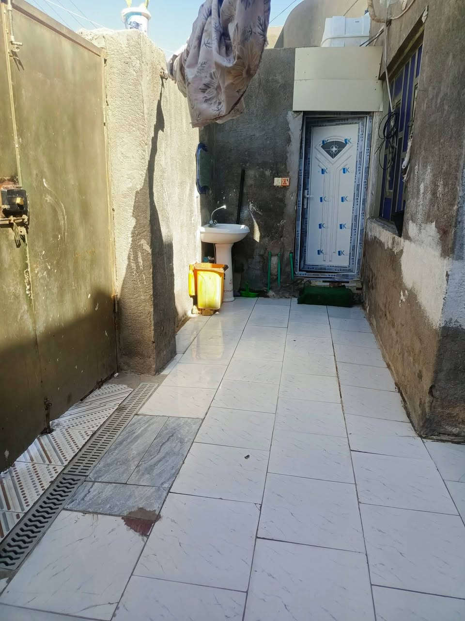 سلام عليكم بيت للبيع خلف الملعب شارع احمد الوائلي رقم 6مساحته البيت 150 يحتوي ع طارمه جبيره براني 8٪4 ومطبخ حار وبارده وصالتين وغرفه ومنور كل الخدمات متوفره للباب سعر 60وبي مجال
الاتصال ***********
