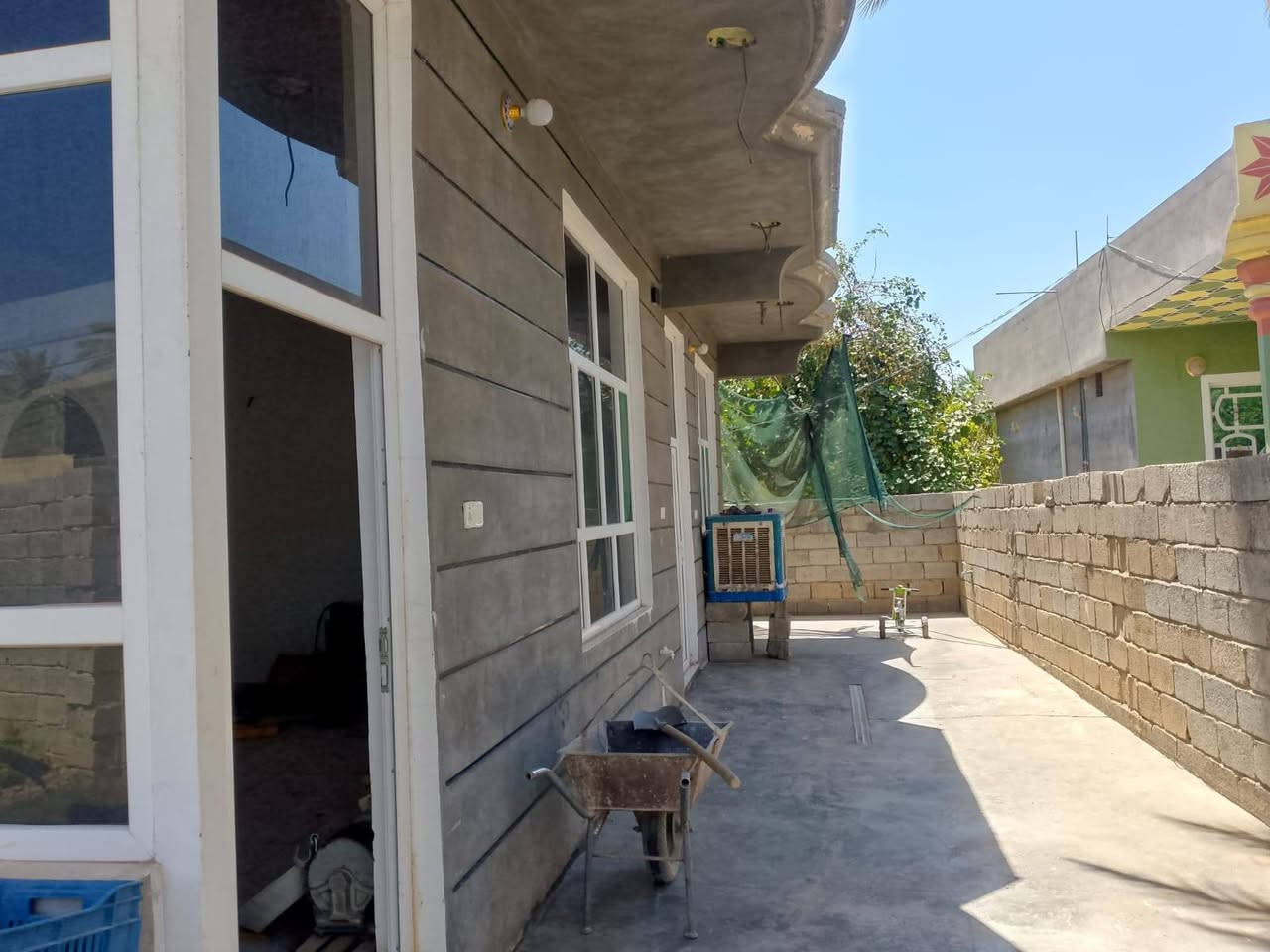 ا بيت للبيع الهارونية أمام طالب استقبال 6في4 غرفتين نوم 5في4 مطبخ 3في4 مجمع درج 6في3 صاله ضيوف معزولة 5في4 حمام داخلي 2في2 صحية خارجه وكراج 17في3 وحديقة ***********
