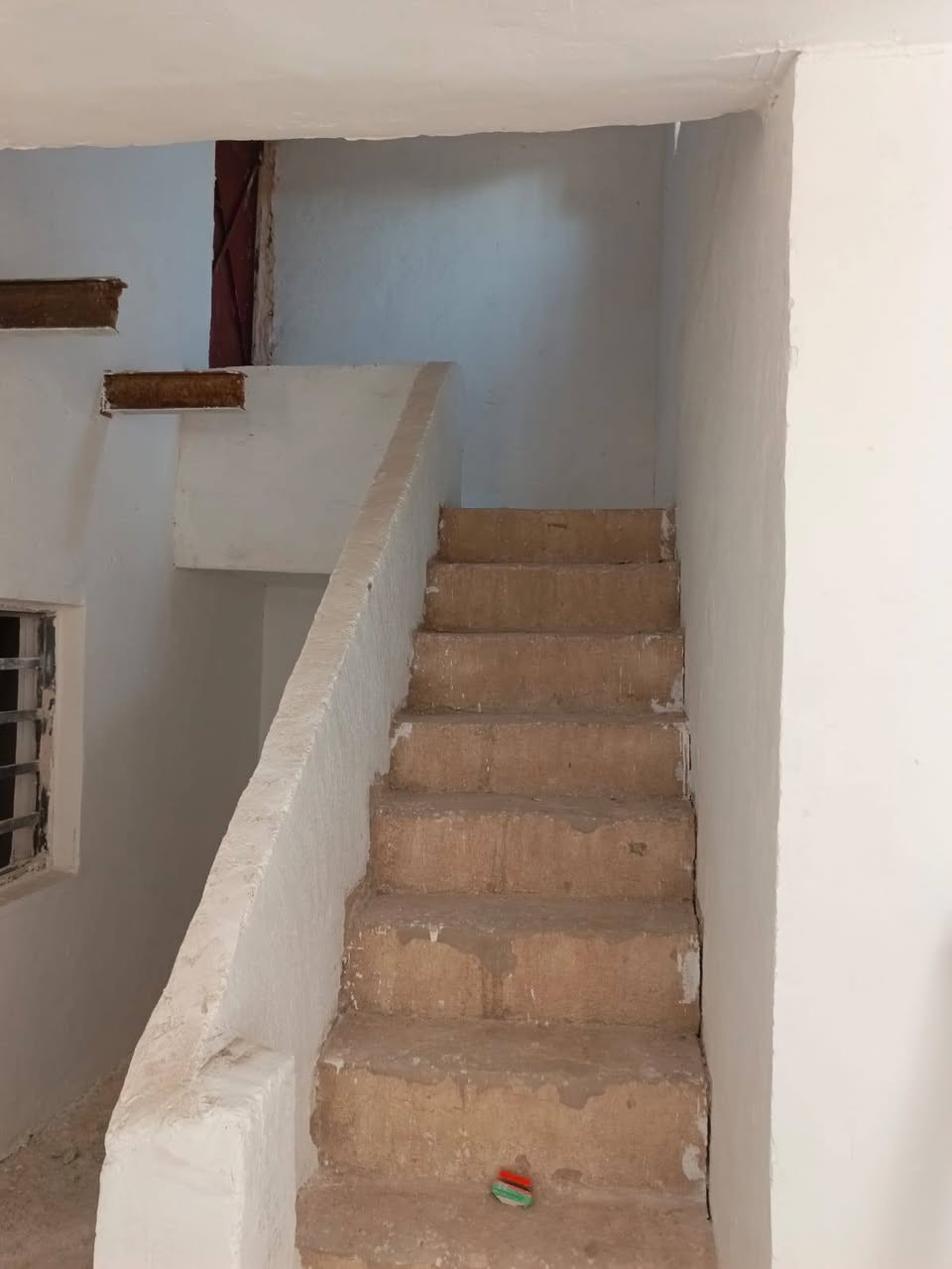 📐 المساحة: 200 متر
📜 طابو صرف
🏡 بناء قديم، يتكوّن من:

- غرفتين
- صالة
- مطبخ
- استقبال
- صحيات

📍 الموقع: منطقة القرية العصرية، أول فرع من جهة اليمين.
🚰 تبليط ومجاري بالباب.

💰 السعر: 60 مليون قابل للتفاوض
🔹 البيع نصف العقار أو العقار كامل حسب الاتفاق. ***********
