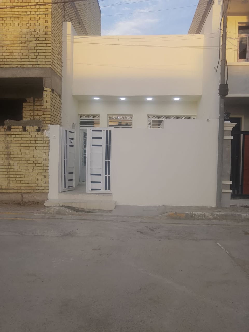 بيت للجار100متربزراعي بيت بنية طابق ونص غرفتين نوم صحيات فوك وجوه وصحيات خارجيه ومطبخ  حار بارد  البيت مفول هسه طالعين منه العمال اجاره450والاتفاصيل عل الرقم***********
