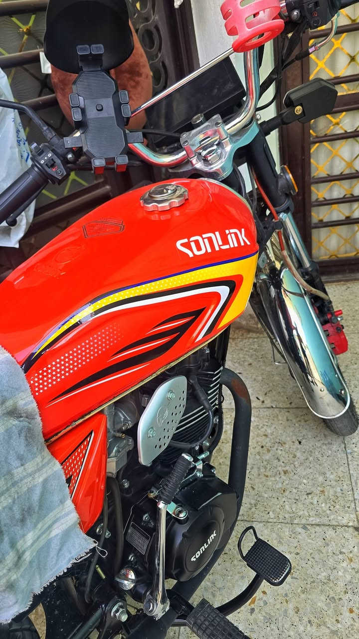 سولنك 200cc ماشية 3000 بحالة الشركه زيرو بصمات ثنين وسويجات ثنين المكان بغداد الحسينيه رقمي ***********
