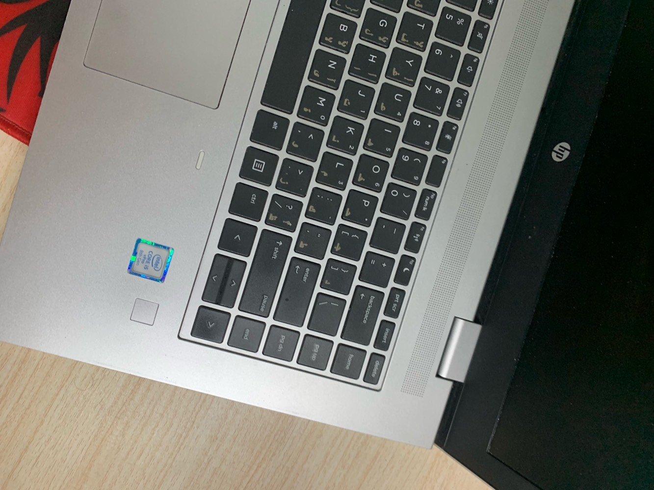 سلام عليكم عندي لابتوب HP ProBook 640 G5
فئة U
Core i5 intel
8th 
8Ram
Hard 256 ssd
كارت الشاشة داخلي 4 
حجم 14 لون فضي لابتوب نضيفة كلش فقط بيها ضربه جانبيه خفيفه كلش