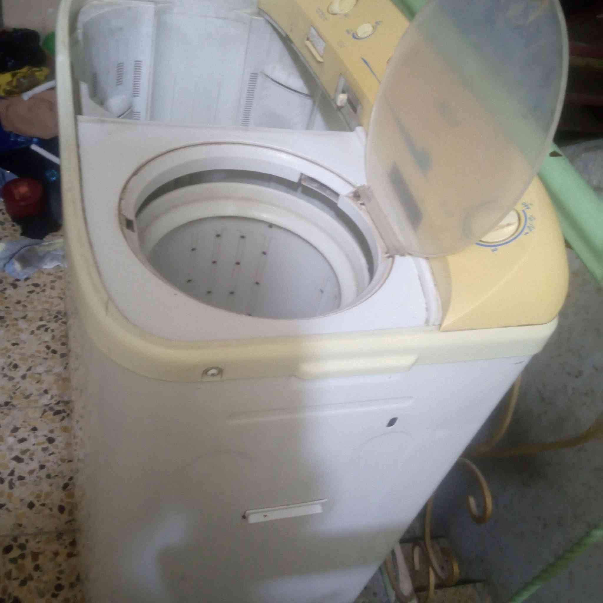 سلام عليكم عندي غساله للبيع الله شاهد عليه غساله نضيفه حيل عطلها فقط التنشيف سعره ٦٠ الف  وبيه مجال ***********

