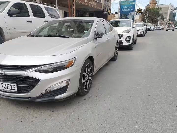 مراوس
ماليبو موديل 2020 فئه RS
رقم اربيل

1. الأداء والمحرك

• نوع المحرك: 4 أسطوانات، سعة 1.5 لتر مع شاحن توربيني (Turbo).

• القوة الحصانية: حوالي 160-163 حصان.

• عزم الدوران: 250 نيوتن متر.

• ناقل الحركة: أوتوماتيكي بنظام CVT (لتحقيق أفضل سلاسة واستهلاك وقود).

• نظام الدفع: دفع أمامي (FWD).

• سعة خزان الوقود: حوالي 60 لتر.

2. المواصفات الخارجية (طابع RS الرياضي)

تتميز فئة RS بلمسات تجعلها أكثر هجومية من الفئات العادية:

• الشبك الأمامي: شبك أسود رياضي مع إطار من الكروم.

• الشعارات: شعار شيفروليه (الفيونكة) باللون الأسود حصرياً لهذه الفئة.

• العجلات (الجنوط): جنوط ألمنيوم مقاس 18 إنش بتصميم رياضي.

• الجناح الخلفي: جناح (Spoiler) مدمج على غطاء الصندوق الخلفي.

• العادم: مخرج عادم مزدوج بفتحات من الكروم.

3. المقصورة والترفيه

• الشاشة: شاشة تعمل باللمس مقاس 8 إنش تدعم نظام Chevrolet Infotainment 3.

• التوصيل: دعم كامل لنظامي Apple CarPlay و Android Auto.

• المقاعد: تعديل كهربائي لمقعد السائق (8 اتجاهات).

• المقود: مغطى بالجلد مع أزرار تحكم في الصوت ومثبت السرعة.

• التشغيل: نظام الدخول الذكي وتشغيل السيارة بلمسة زر (Keyless Start/Open).

4. أنظمة الأمان والسلامة

• الوسائد الهوائية: نظام متكامل يضم 10 وسائد هوائية (أمامية، جانبية، وللركبة).

• الكاميرا: كاميرا رؤية خلفية عالية الدقة.

• الأنظمة الإلكترونية:

• نظام StabiliTrak للتحكم الإلكتروني في الثبات.

• نظام مراقبة ضغط الإطارات.

• فرامل مانعة للانغلاق (ABS) وتوزيع إلكتروني للفرامل (EBD).

 حادثها مبين ضمن الصور رقم اربيل و موقعها حاليا بغداد و للاستفسار الاتصال على الرقم / ‭***********‬
