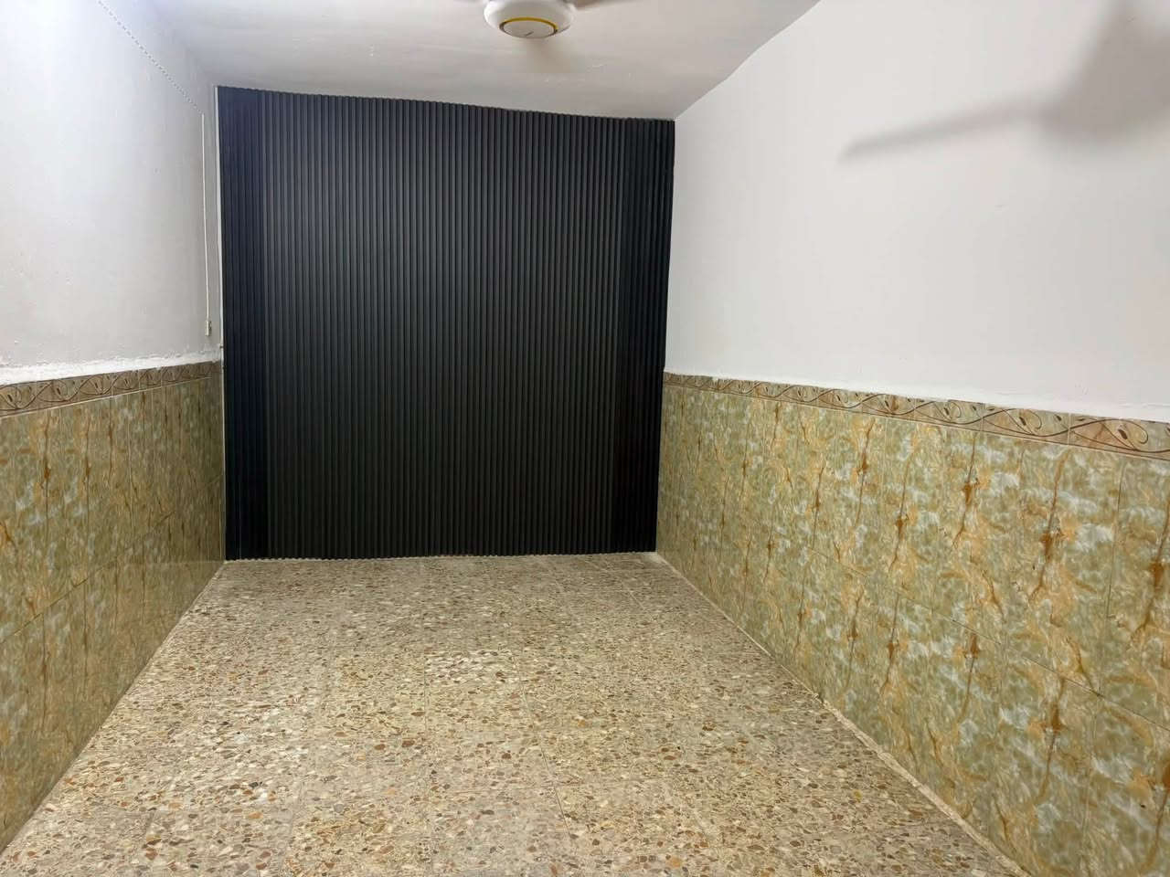 مشتمل  طابو صرف في حي ( الكرار  ) 
بالقرب من ( الشاشه ) 
خدمات - ماء - كهرباء 
بناء ابلوك - اعكاده - لبيت ترميم ( جديد ) 
تحويل ( مباشر ) 
صحيات داخلية + خارجية 

للاستفسار مراجعة مكتب ( غيدان ) للعقار  
واسط - الزبيدية - مقابيل حي ( الصناعي )  
***********  
*********** محمد سيد غازي
