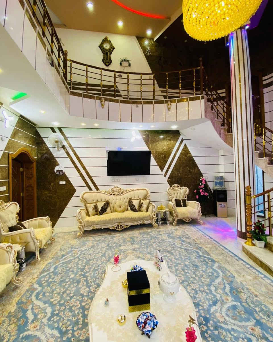 مكتب اياد اعلان عن دار للبيع150حي النداء  النجف الأشرف 🧿اللهم صلِ علىٰ محمد وآل محمد 🧿نظام المودرن الحديث فول
التفاصيل:عندك عقار للبيع او مراوس دار قطعه ارض مرسله مكتب على رقم مكتب المساحه150م منطقه46حي النداء 
- الطوابق: طابقين 
- 3غرف نوم بيت نظام سويت 
- البناء: فول vip
- الموقع:النداء  للبيع او مراوس 
- التصميم: vip

الطابق الأول:مطبخ  صاله استقبال  صحيات 

الطابق الثاني:2غرف نوم صاله صحيات نظام سويت 

التواصل:مكتب اياد للعقار  السعر المجال 

- مكتب : ***********/***********
- العنوان: حي السلام شارع المكاتب او شارع ابو دجاج قرب شارع مستوصف 

هذا الإعلان يظهر دارًا فاخرًا للبيع، مع تصميم عصري وتصميمات أنيقة.
