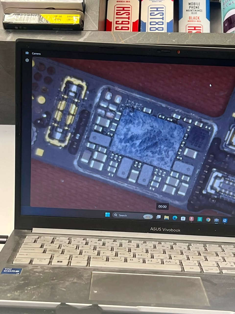 📱 iPhone 14 Pro Max | إصابة ماء وشورتات متعددة

الجهاز وصل بحالة صعبة جداً نتيجة سقوطه بالماء، وبعد الفحص والتشخيص تبيّن وجود شورت في عدة دوائر ومناطق من البورد، منها:

🔧 دائرة Power Boost
🔧 Boost IC
🔧 دائرة الصوت
🔧 خط التغذية الرئيسي
🔧 دائرة الكاميرات
🔧 بالإضافة إلى شورت في الطبقة السفلية من البورد

تم التعامل مع كل دائرة بشكل منفصل، وتحديد العطل ومعالجته باحترافية، والحمدلله تم إصلاح الجهاز وإعادته للعمل ✅

⚠️ مو كل عطل يحتاج SWAP!
التشخيص الصحيح وقراءة الدائرة بشكل دقيق هي أساس الصيانة الاحترافية، والـ SWAP يكون خياراً أخيراً عند الحاجة، مو الحل الأول.

🛠️ المهندس بكر مازن
📞 ***********
