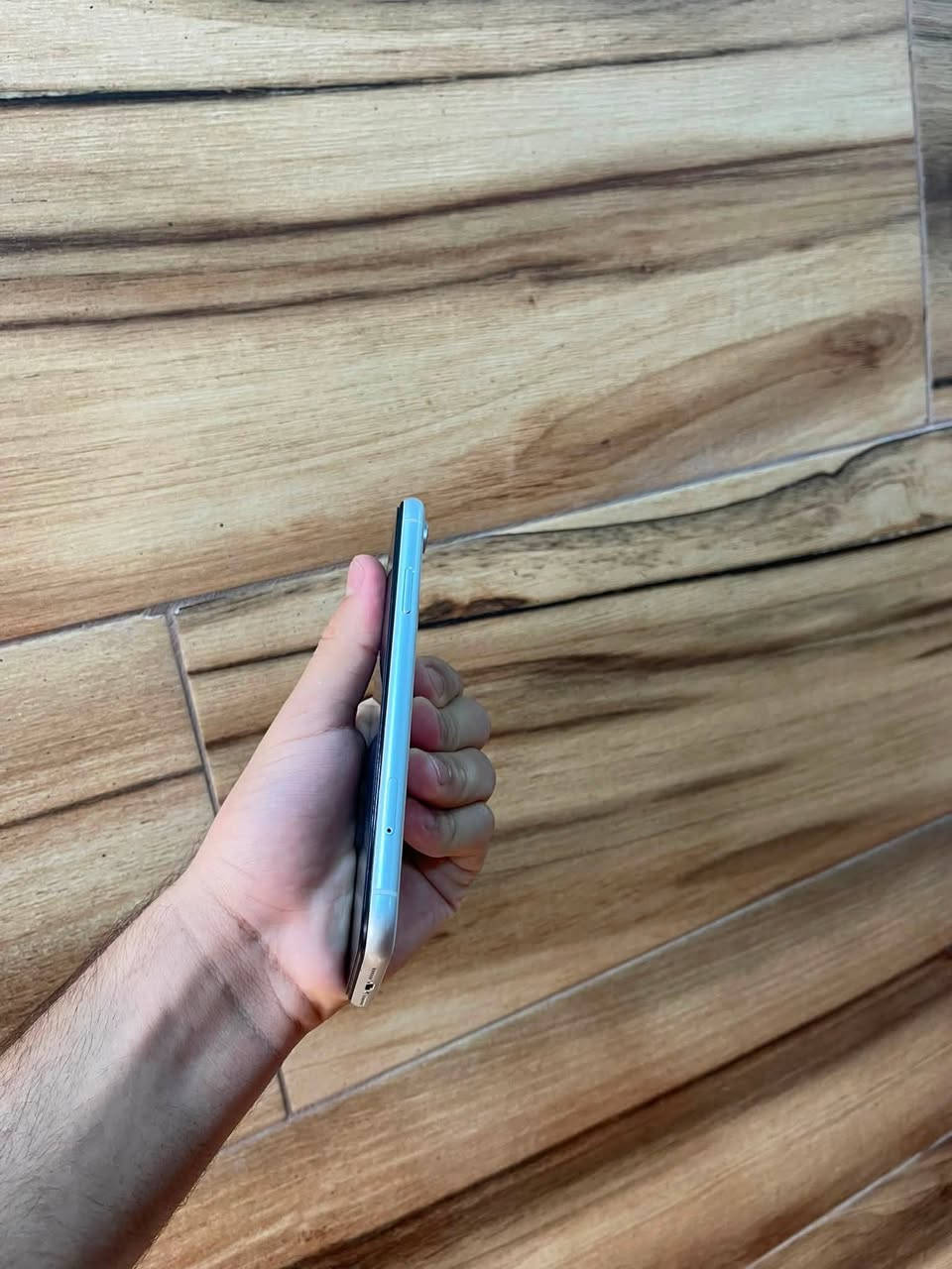 السلام عليكم.
iphone XR 
للبيع
اللون ابيض
نضافة 💯
مستبدل فقط بطارية 🔋 اصلية
ذاكرة 64 💽
كلة الجهاز نضيف وشغال معدا الظهر مفطر ومستبدل بطارية اصلية الشحن أنسى.
للبيع بسعر مناسب.
أو مراوس.
هـــــ.  ***********
موجود اتصال و واتس آب و خاص.
