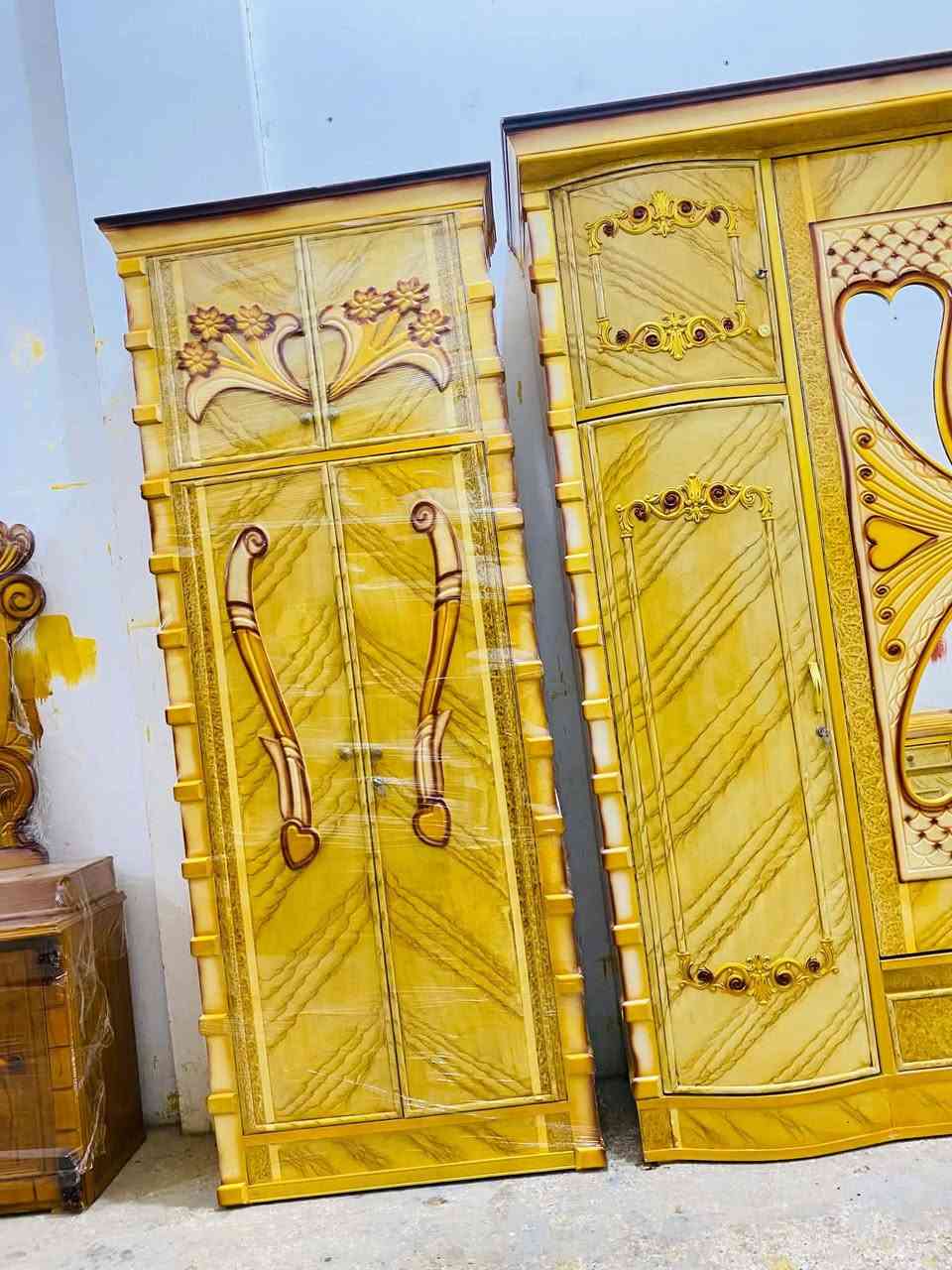 غرفة نوم • ٦ أبواب • درجة أولى