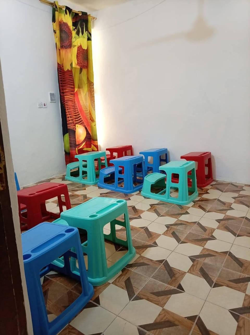 روضة وحضانة الملكة الأهلية 👑
​نستقبلكم بكل حب وشوق لتسجيل أطفالكم الحلوين لنمنحهم بيئة آمنة، رعاية فائقة، ومستقبلاً مبكراً مشرقاً!
​ما نتميز به:
​منهج تعليمي متكامل ينمي قدرات الطفل الفكرية والإبداعية.
​بيئة آمنة ورعاية تامة تضمن راحة وسلامة أطفالكم طوال اليوم.
​أقسامنا المتاحة:
​الحضانة: تستقبل أطفالنا الأعزاء من عمر شهر وحتى 4 سنوات.
​الروضة والتمهيدي من 5 الى 6 سنوات : لتأسيسهم بأفضل الطرق التربوية والحديثة.
​عناية خاصة: نستقبل أطفالنا ممن لديهم فرط حركة وتأخر النطق مع اهتمام متخصص.
​مواعيد التسجيل يومياً: من الساعة 9 مساءً وحتى 12 ظهرًا.
​بداية الدوام الرسمي: ينطلق عامنا الدراسي الجديد بتاريخ 1/9/2026.
​📞 للحجز والاستفسار:
​***********
​***********
كاطون الرحمة قرب جامع الاقصى
