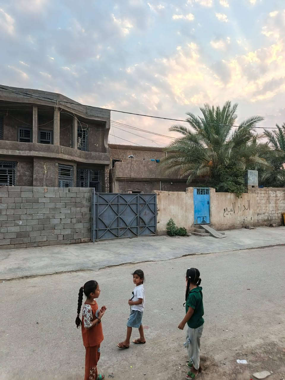 بيوت عدد ثنان مساحة البيت الواحد 300 للبيت الأول يتكون من ديوانيه و مطبخ وصاله واربع غرف نوم طابقين وللبيت ثاني ديوان وصاله و مطبخ وثلاثه غرف نوم طابقين على شارع الرئيسي عرض شارع 12 العنوان حي امينه سعر 105وبيه مجال بسيط تواصل مع رقم الهاتف الموجود ***********
