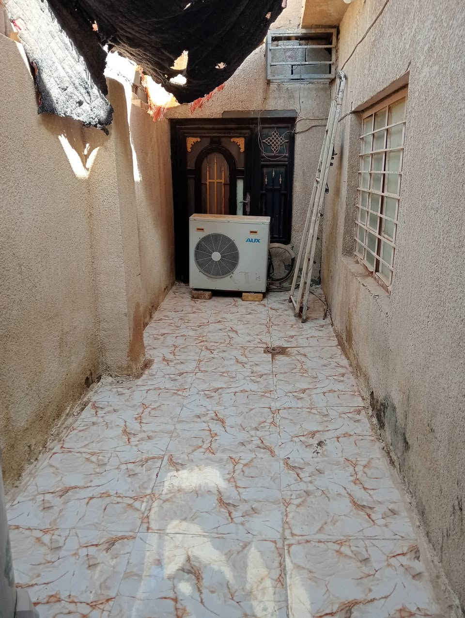 السلام عليكم بيت معروض للبيع مساحة البيت 250 متى يحتوي على 2 غرف نوم وصالة كبيرة وحمام ومطبخ والملحقات الأخرى العنوان حي الحكيم نزلة نزار القديمة قرب مدرسة الرميلة قريب على الشارع العام السعر 55 مليون للتواصل واتساب ***********
