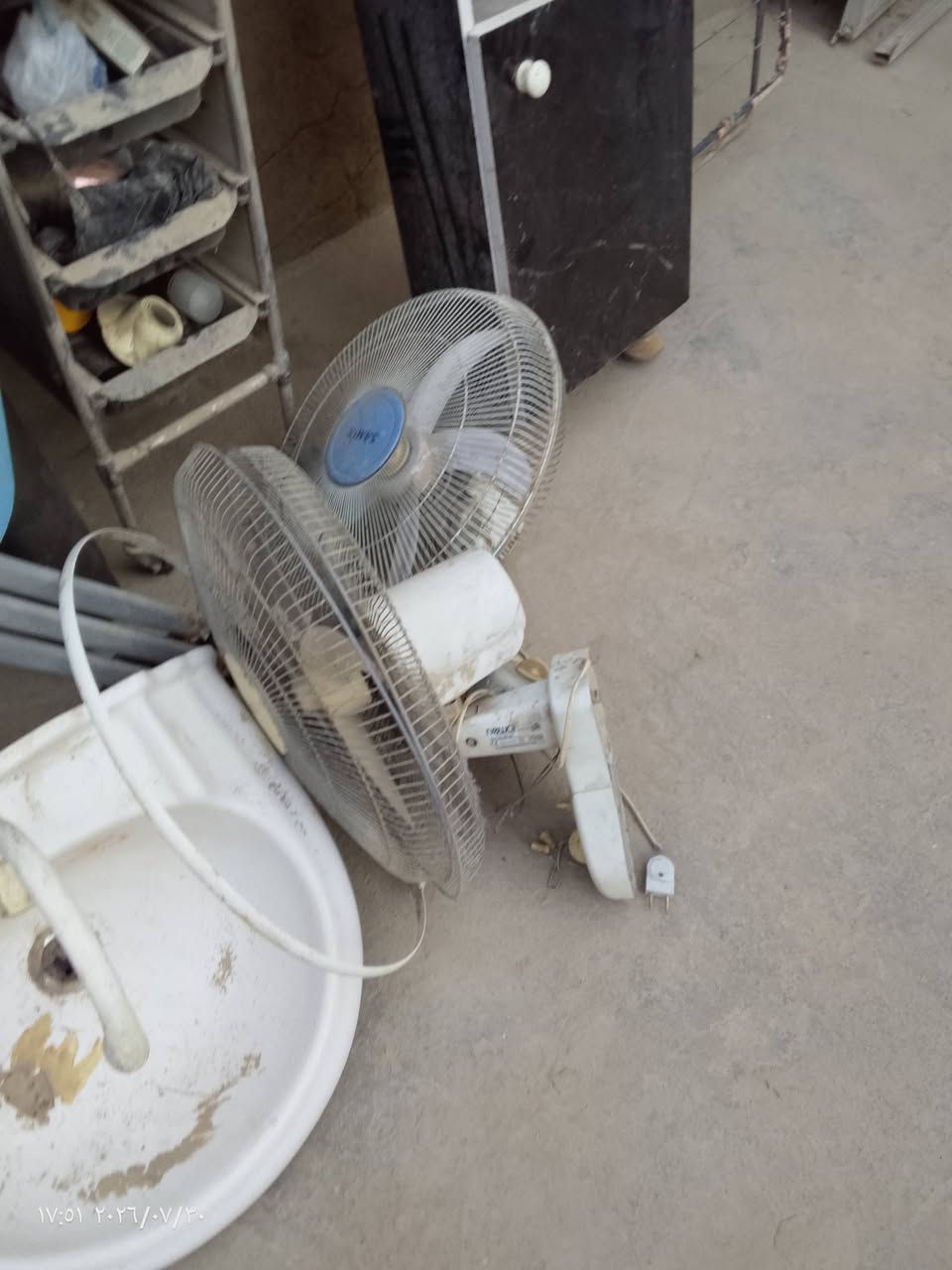 غراض محل حلاقه نظيفات بس متروكات والتراب عليهن  مراوح شغالات فول وكراسي  ومعرض  وحماله امكاصه مغسله كلهن ب 150 الف. 
بابل حي العسكري 
***********
