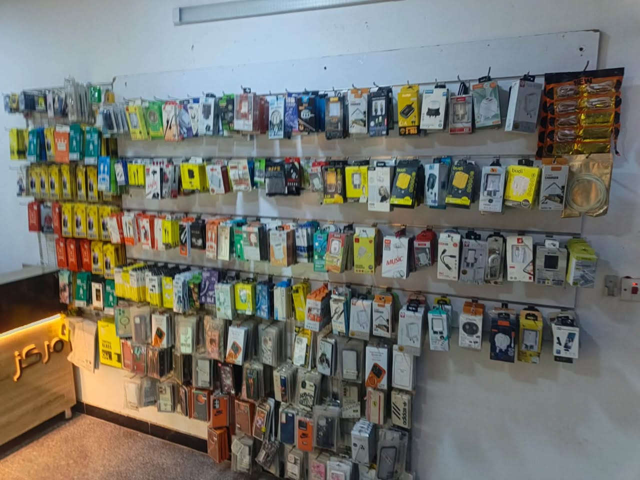 سلام عليكم اكسسوارات تلفون لبيع كفرات وشاحنات وفترينات غراض محل بل كامل لبيع رقمي *********** عنواني بغداد حي الاساتذه اتصل وبل خدمه
