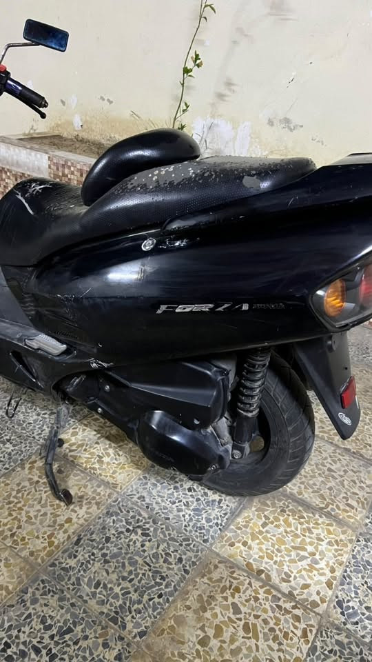 السلام عليكم 
فورزه 06 نظيف المطور 
بي كسر بل درع كسر خفيف مبين بل تصوير
مكينه مامفتوحه
كهربائيات شغال
مطور شرط انطيك تحركيه ومعدل فوول 
مامفتوح 
السعر 550
***********
