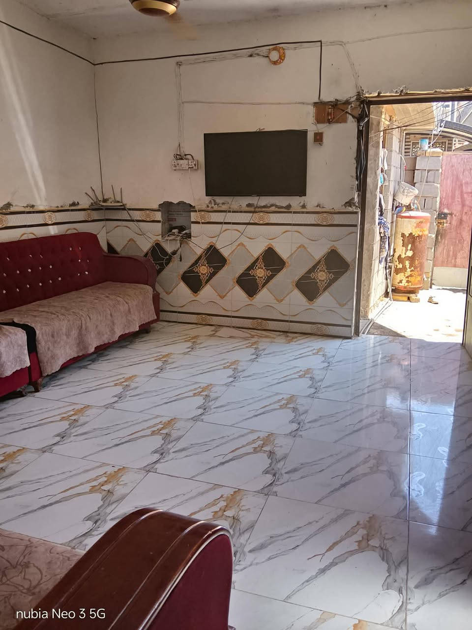 السلام عليكم دار للبيع المساحه ١٠٠متر في الطهمازيه فرع مدرسة الهدف المساحه ١٠٠متر طابو زراعي سند ٢٥خدمات مجاري وكهرباء ومي  الاتصال على هاذ الرقم ***********
