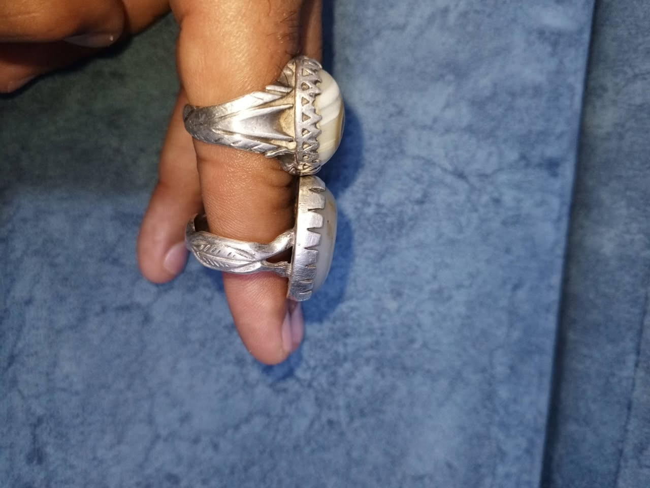 محابس 2 نوع الشذر سليماني الفضة صياغة ثقيلة وقديم اثنينهن ب60 الف قفل قفل قفل رجاءا بدون عملة ماخذ الواحد ب45 مكاني ديالى توصيل ماعندي ***********
