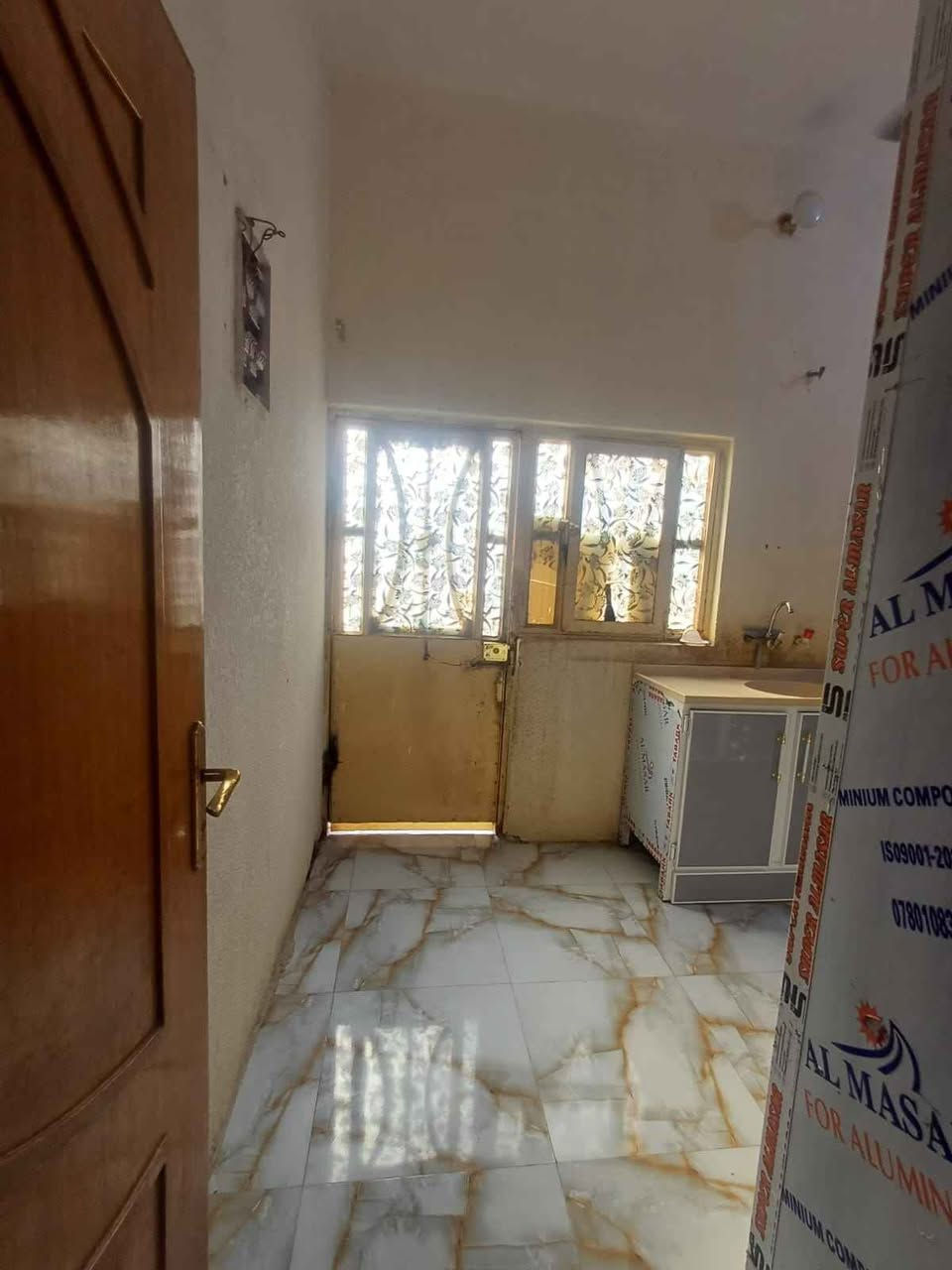 دار سكني للبيع المساحه 110م. وقف سني مسجل كامل العنوان بصره ابي الخصيب طريق الوصطي قرب المدرسة الصفره سعر 47بي مجال الإتصال على الرقم التالي *********** البصرة, العراق
