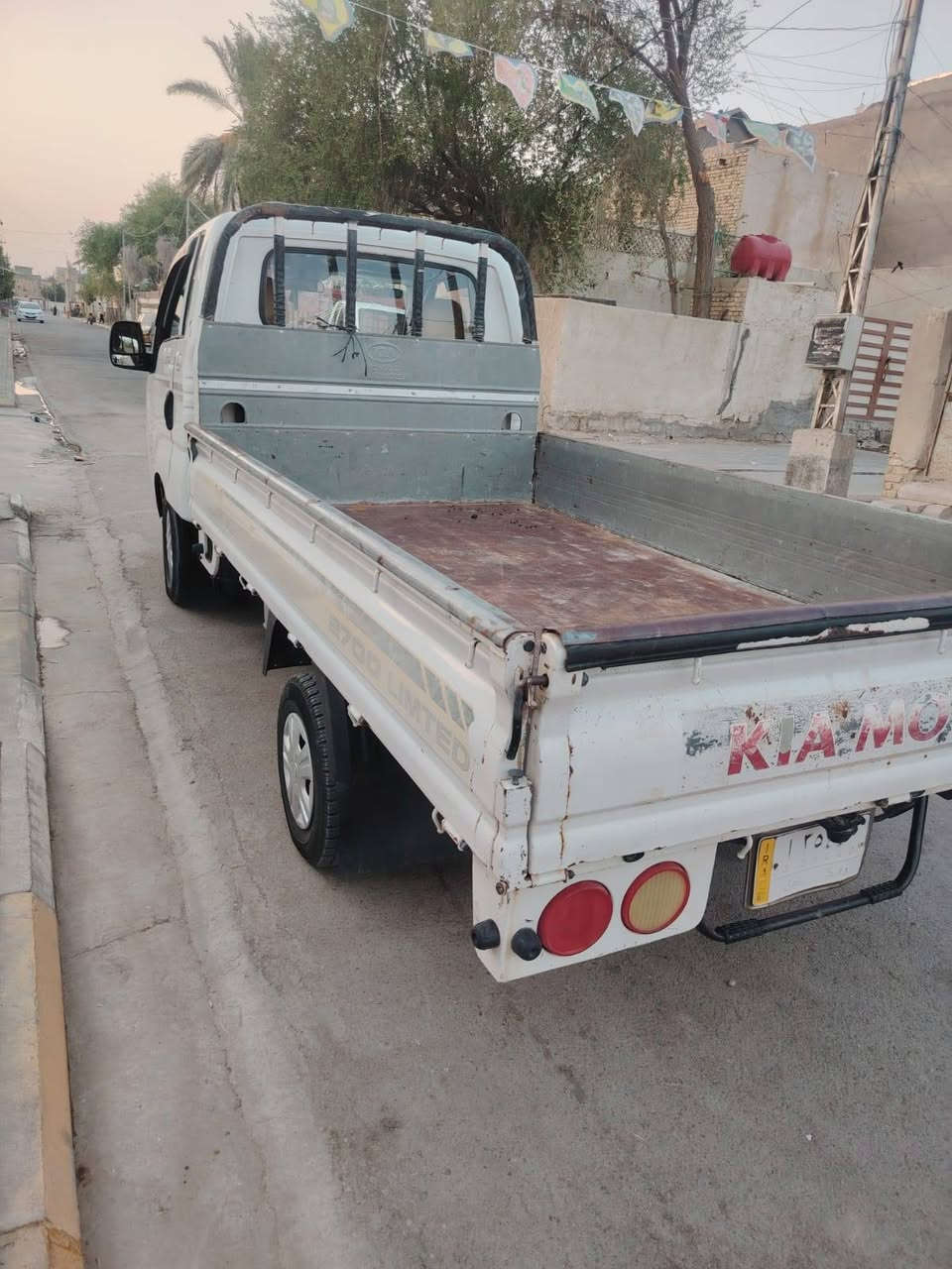 للبيع كيا حمل موديل 2017 
كفاله من صبغ وفتح وتبديل بيها بارد فقط
محرك كير كفاله تخم تاير سنويه 27
سعر 105 بيها مجال    /مكان نعمانيه 
*********** /***********
