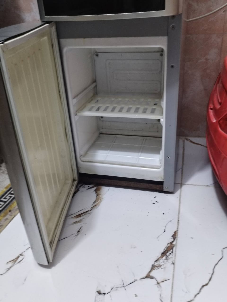 سلام عليكم  هوه براد ثلاجه  ماءحار وبارد جديد للبيع سعر 100 وبي مجال مكاني كربلاء  ***********

