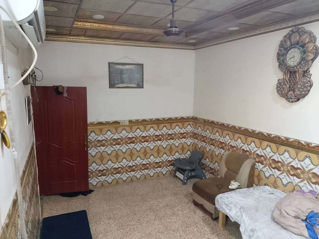 سلام عليكم بيت 100متر مربع  طابو صرف يحتوي عله طابق ونص بناء عكاده ثاني طابق جديد نضيف طابق الاول ستقبال وصاله وغرف ومطبغ طارمه صغيره ومكشوفه 
طابق الثاني يحتوي عله صاله وغرفه حمامات وصطح 
العنوان كوفه حي ميسان نهايت شارع كيت بل قطاع 24 قريب عله شارع كيات مثل ماموضح بل فديو 
السعر 125 وبي مجال 
استفسار عله هاذه رقم ***********
