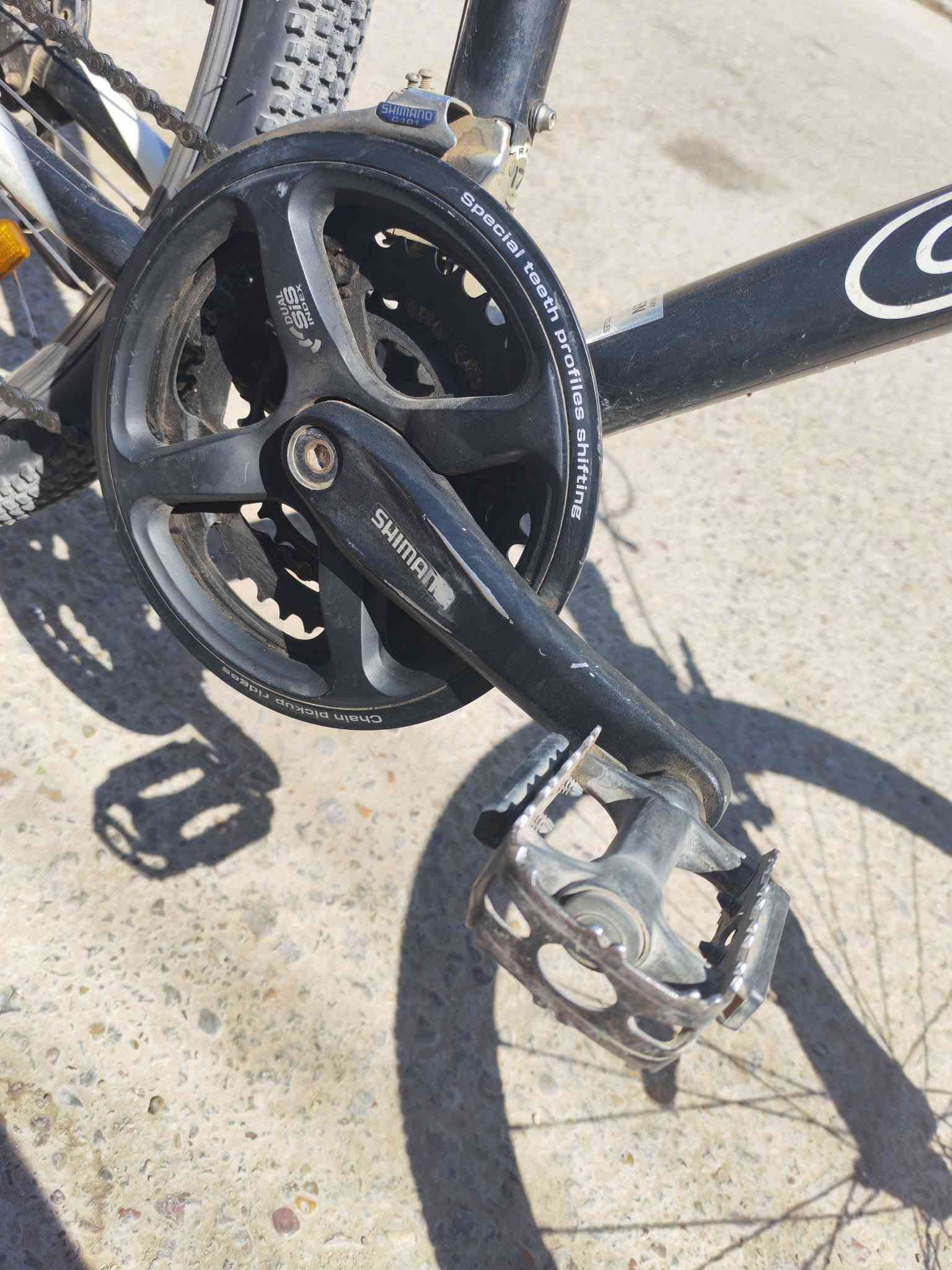 🚲 دراجة هوائية Giant Boulder للبيع
ماركة Giant، المعروفة بجودة ومتانة هياكلها.

🔹 الفئة: Giant Boulder
🔹 القير: Shimano Acera ‏3×8

«الشغال فعليًا حاليًا 2×8 لأن الترس الثالث ملغي.
🔹 الصناعة: تايوان 🇹🇼، مصنّعة للسوق الأسترالي 🇦🇺، والدراجة وارد أسترالي.
🔹 البريكات: V-Brake (ماسحات)، شغالات وقوية وفعّالة وسهلة الصيانة.
🔹 الشوكة الأمامية: نظام تعليق هيدروليك، يمتص صدمات الحفر والطسات والشوارع غير الممهدة بشكل ممتاز.
🔹 الإطارات: قياس 26 × 1.95، ماركة Ralson الهندية 🇮🇳، بنقشة خفيفة للمحافظة على السرعة وسهولة الكبس.
🔹 الهيكل: ألمنيوم متين و حجم الفريم ML. 
🔹 الدواسات: حديد مقاوم للصدأ وليست بلاستيك.
🔹 السرج: مختوم بختم Giant، وهيكله حديد مقاوم للصدأ.»

💰 السعر: 200 ألف دينار عراقي قابل للتفاوض.

📍 الموقع: العراق 🇮🇶، بغداد، الرصافة، منطقة البلديات.

📞 للتواصل: ***********
اتصال (رصيد) أو واتساب.
