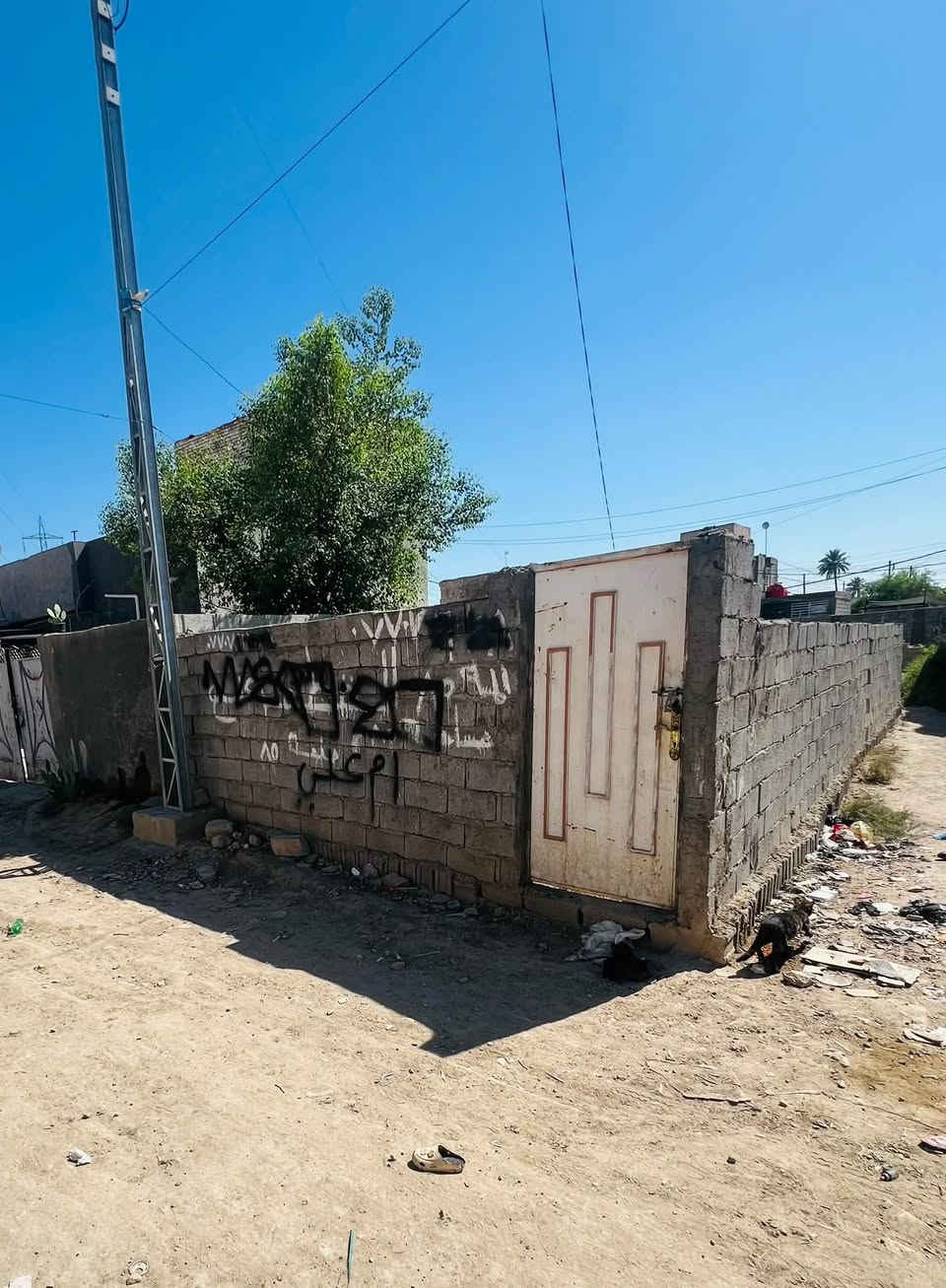 قطعة للبيع مساحتها ٨٥ م٢ مكانها في منطقه حي السلام مبليبيج خلف دكتور عباس حساني مسيجة بلوك وبيها باب بسعر مناسب وايضاً بيها قرار محكمه وتحويل ثاني يوم للتواصل ***********
